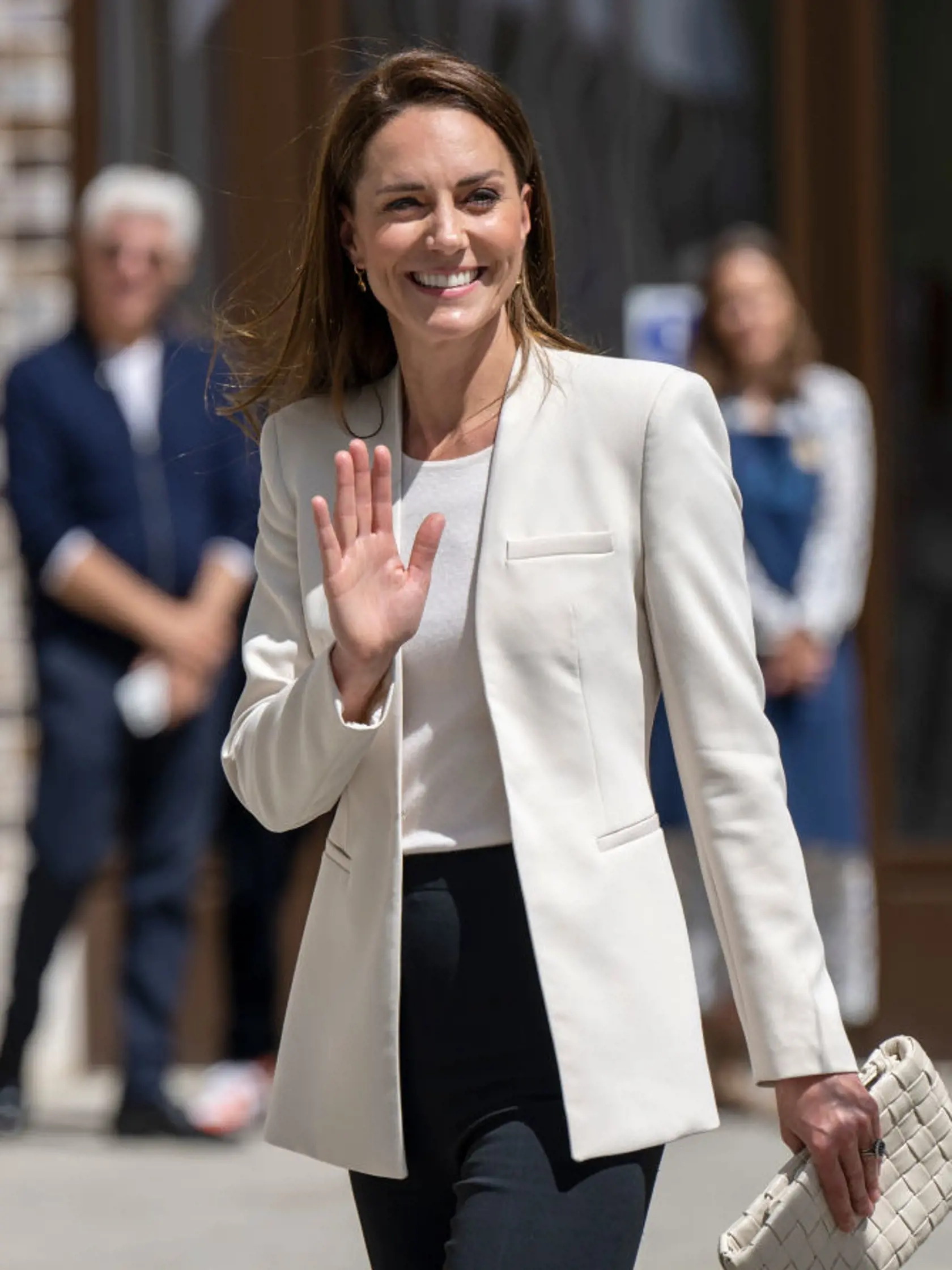 Vojvodkyni Kate to v saku a v čiernych nohaviciach mimoriadne pristalo.