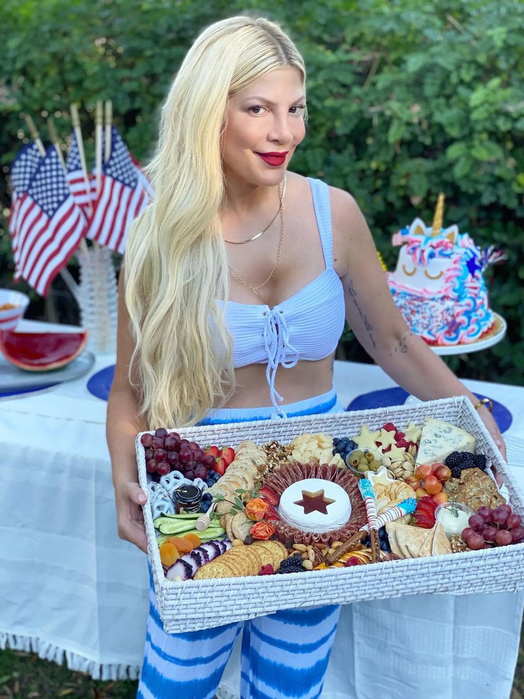 Hruď herečky Tori Spelling zdobila nevzhľadná priehlbina po spackanej plastike poprsia.