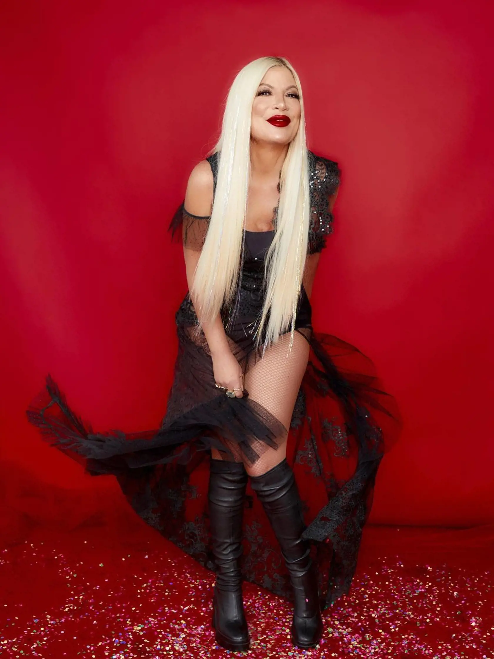 Seriálová Donna stavila na sexepíl a na červený koberec prišla vo zvodnom outfite, ktorý viac odhaľoval, ako zahaľoval, Tori Spelling si pri tejto príležitosti obliekla čierne čipkované body s priehľadnou čiernou sukňou pripomínajúcou vlečku, ktorej rozparok siahal až medzi jej nohy.
