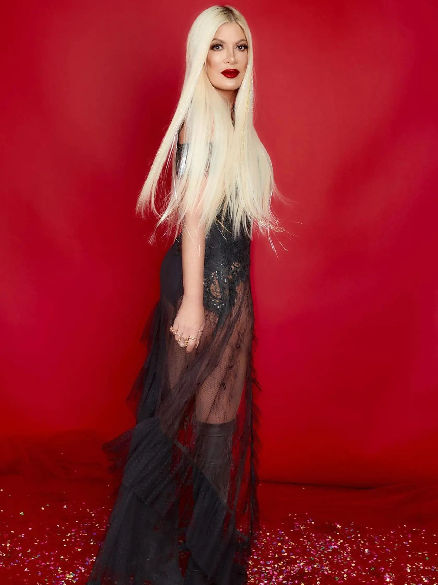 Seriálová Donna stavila na sexepíl a na červený koberec prišla vo zvodnom outfite, ktorý viac odhaľoval, ako zahaľoval, Tori Spelling si pri tejto príležitosti obliekla čierne čipkované body s priehľadnou čiernou sukňou pripomínajúcou vlečku, ktorej rozparok siahal až medzi jej nohy.