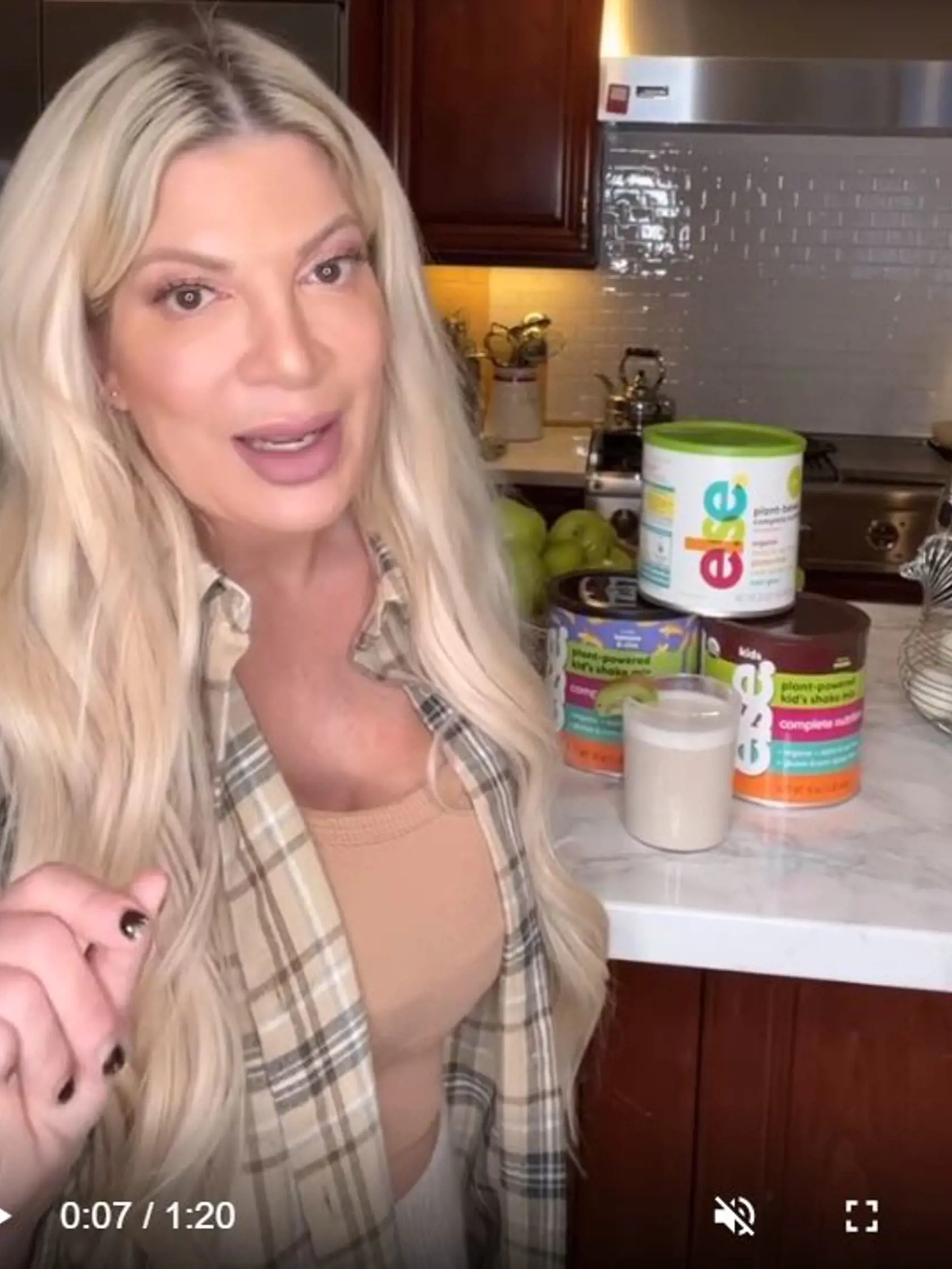 Tori Spelling zverejnila video bez použitia fotografických filtrov. Jej tvár bola opuchnutá a ukázala aj vrásky.