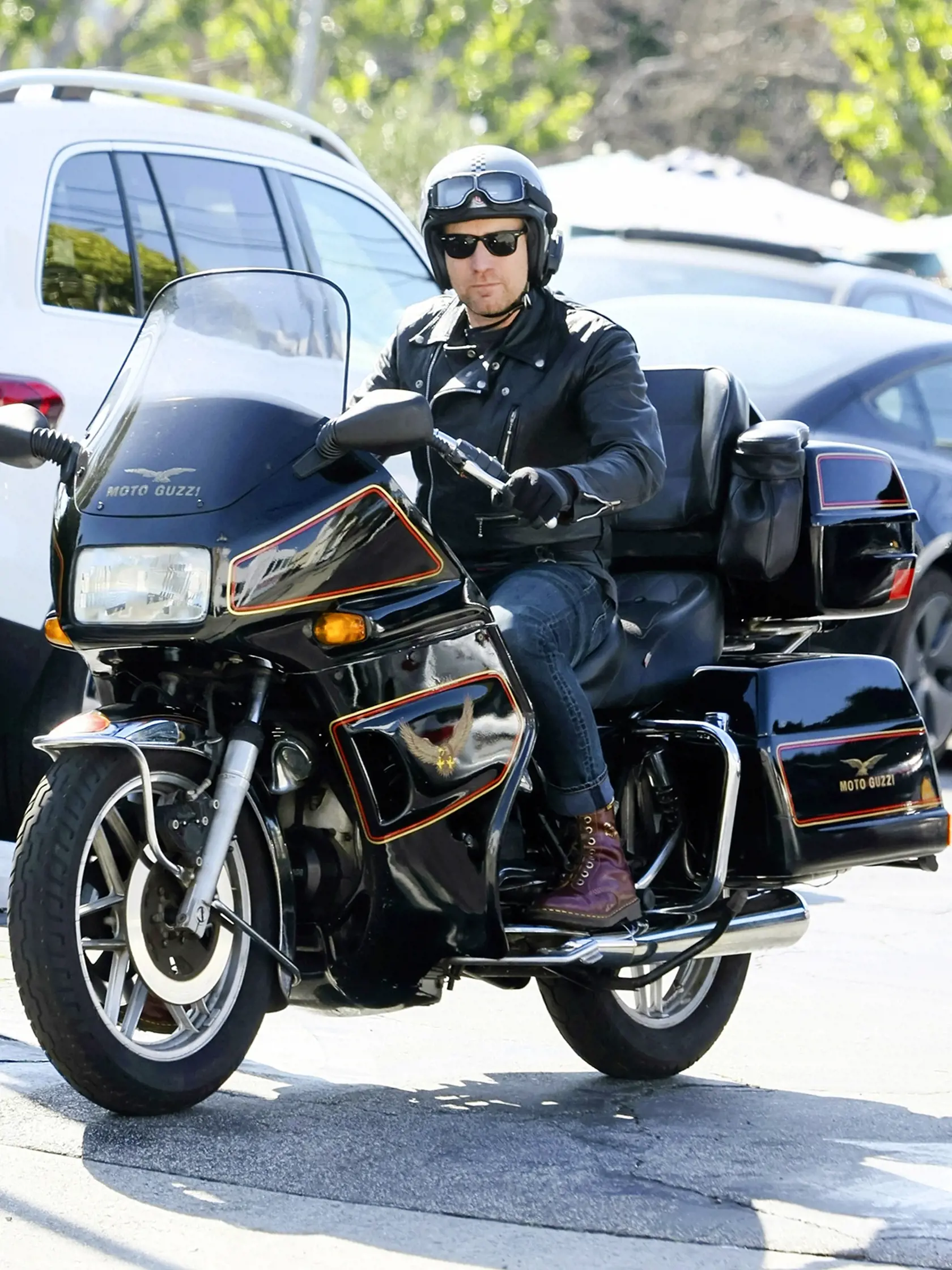 Ewan McGregor zase rád brázdi svet na motorke.