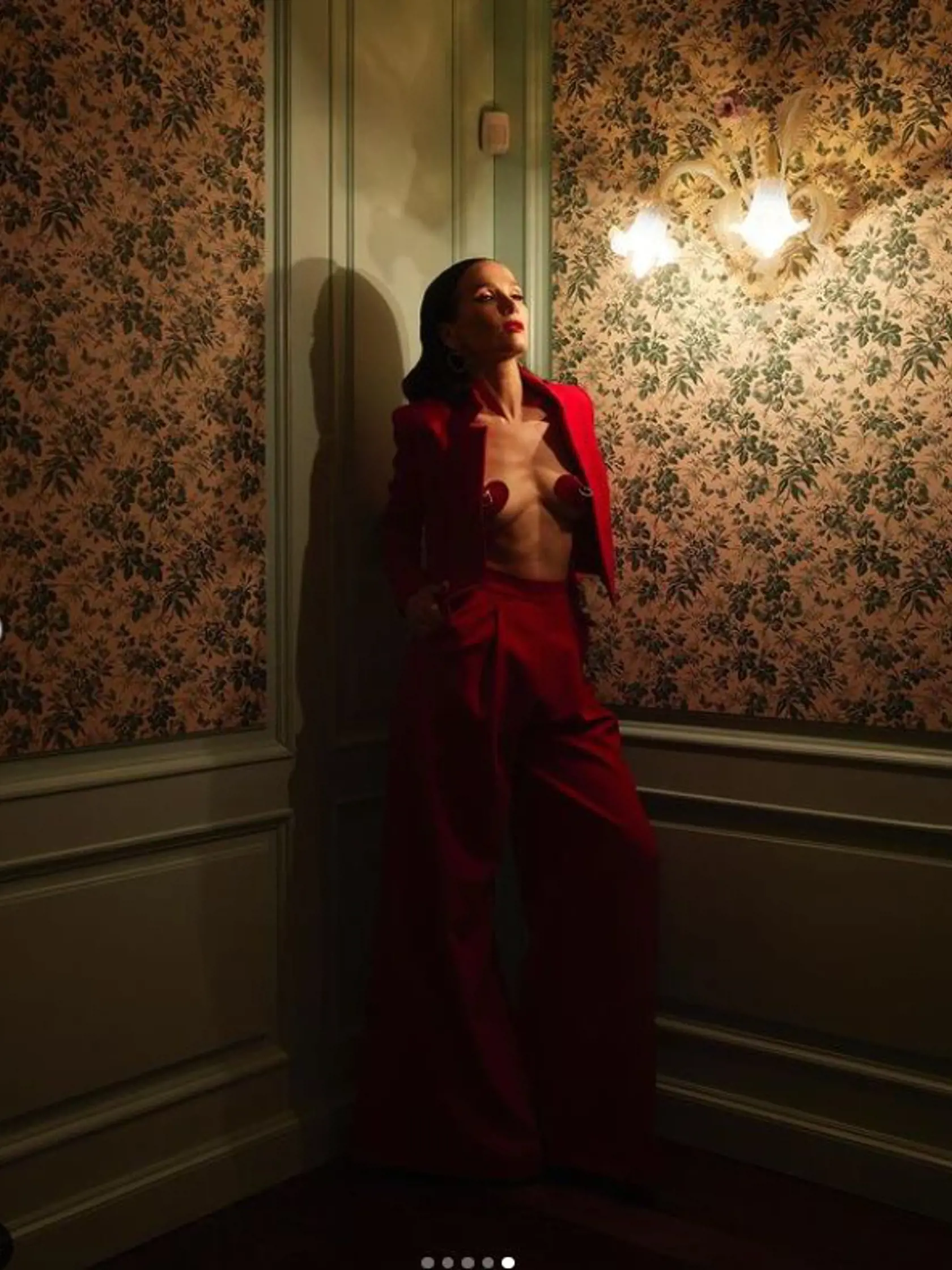 Natalia Oreiro propaguje svoj nový film Casi Muerta. Na šteklivých záberoch odhalila nahé prsia...