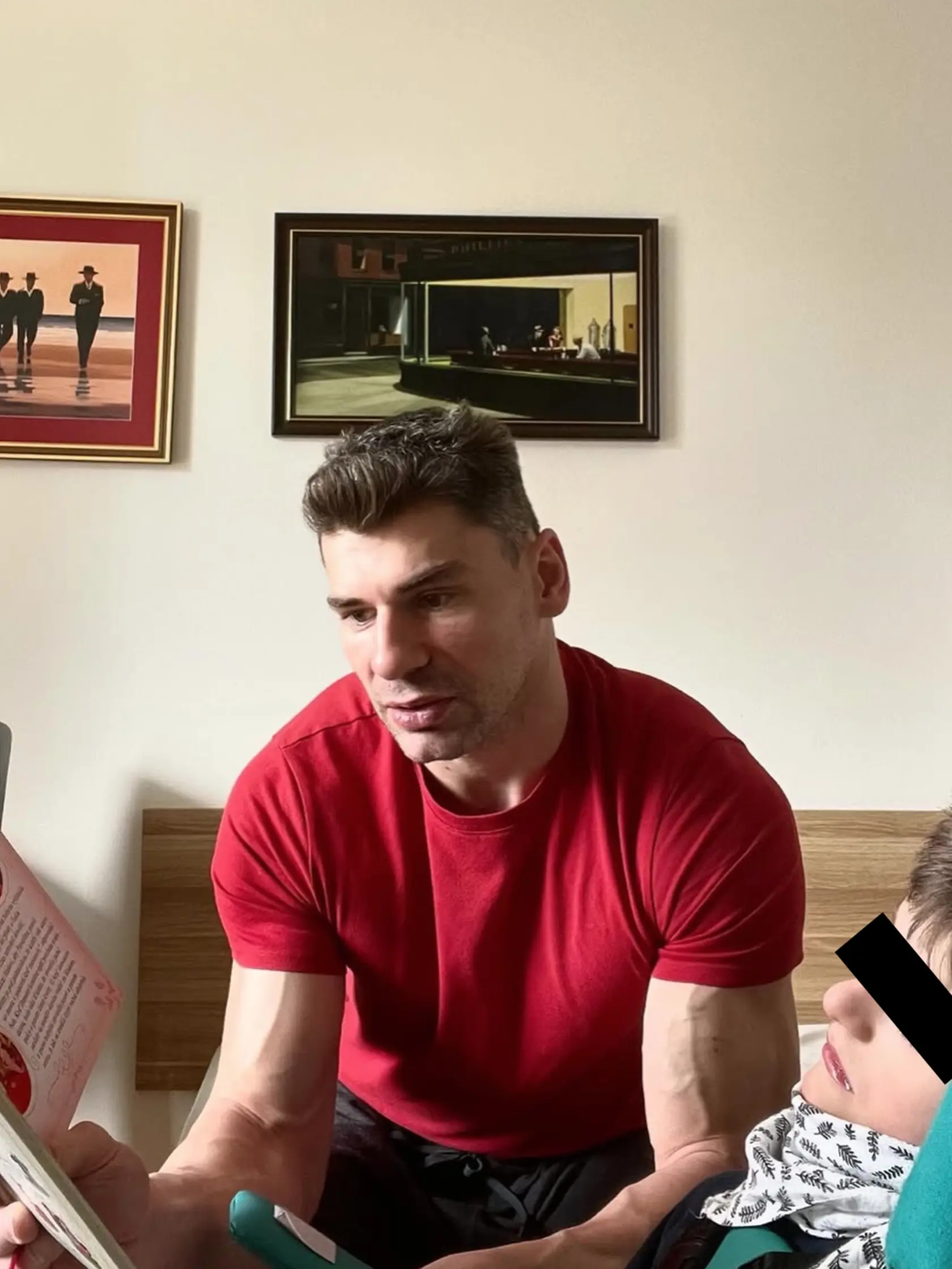 Juraj číta rozprávku synčekovi Jerguškovi.