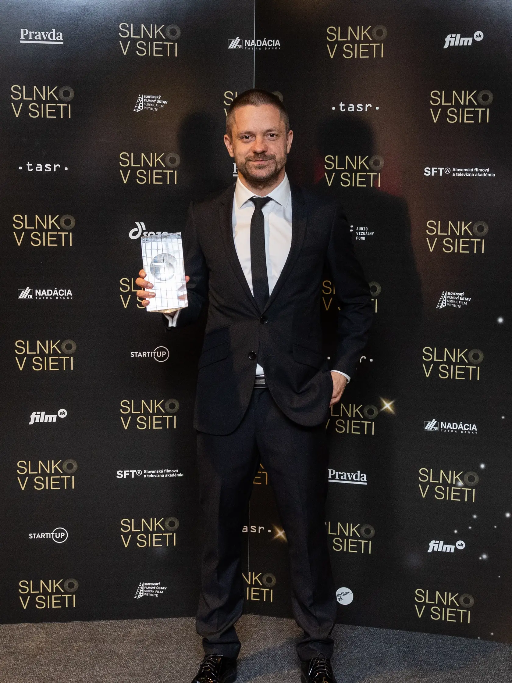 Slnko v sieti. Na snímke Jiří Mádl s ocenením.