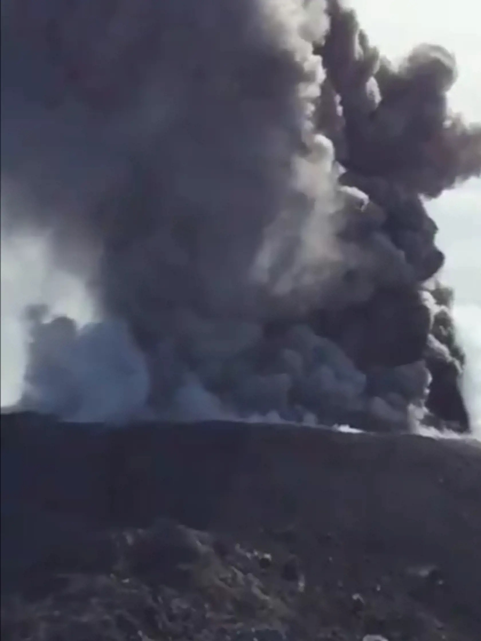 Vo východnej Indonézii v pondelok eruptovala sopka Ibu, pričom stĺp vulkanického popola vystúpil až do výšky 1500 metrov.