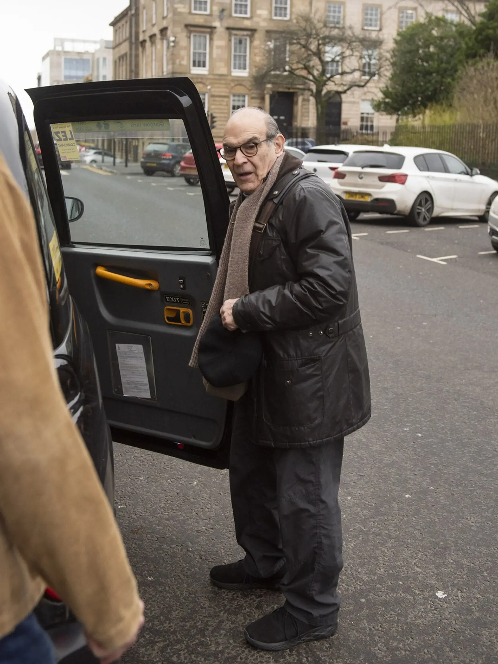 Herec David Suchet dnes: Takto ho nafotili paparazzi pri železničnej stanici v Škótsku