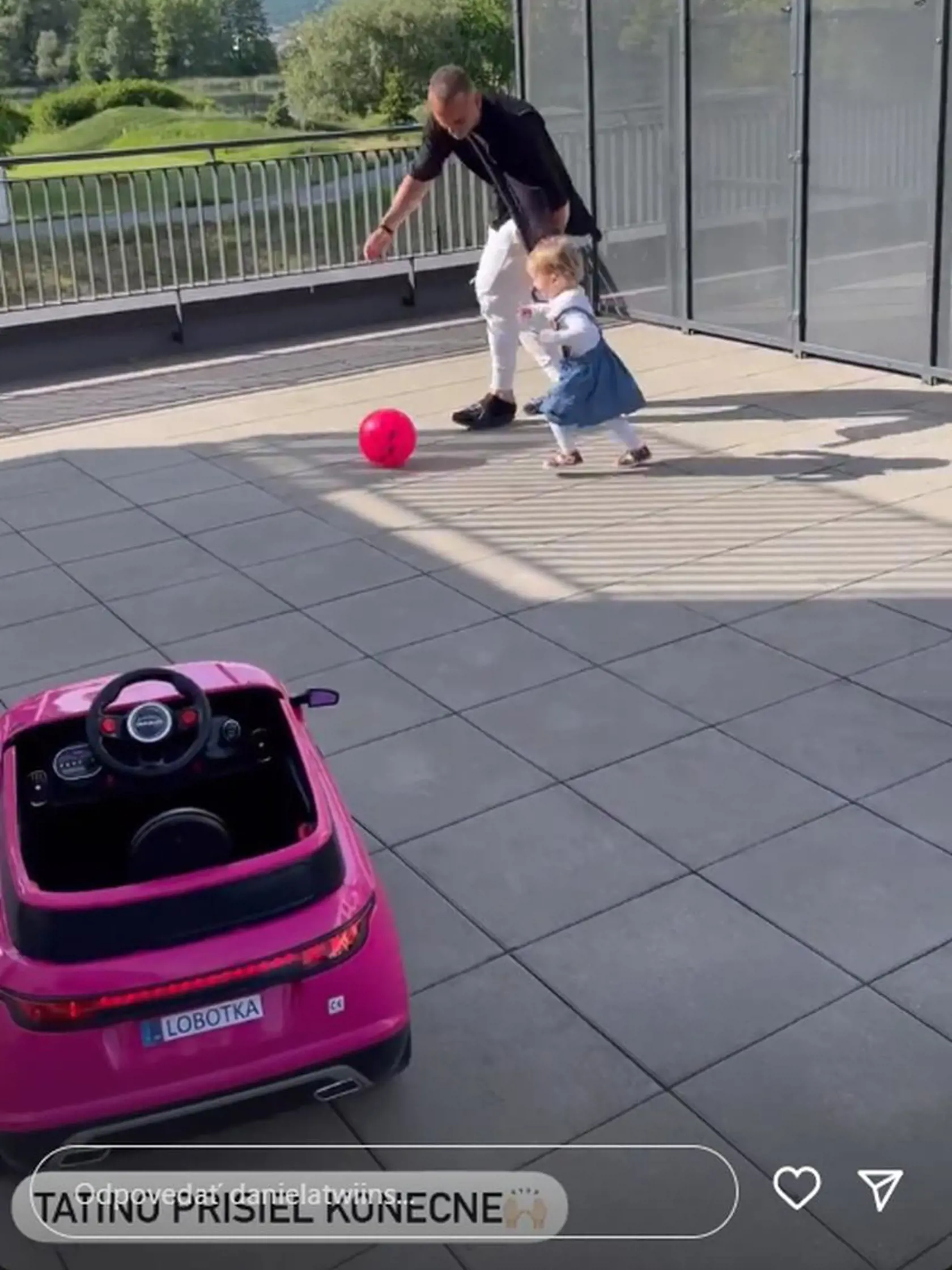 Po sezóne sa Stano vrátil na Slovensko a jeho prvé kroky zamierili za ex-partnerkou a dcérou Lindou. Takto sa s ňou zahral a chvíľku šťastia potom zverejnili na Instagrame. Odvtedy sme o nich spolu nepočuli. Dokonca sa o vnučku nezaujíma ani jeho otec.
