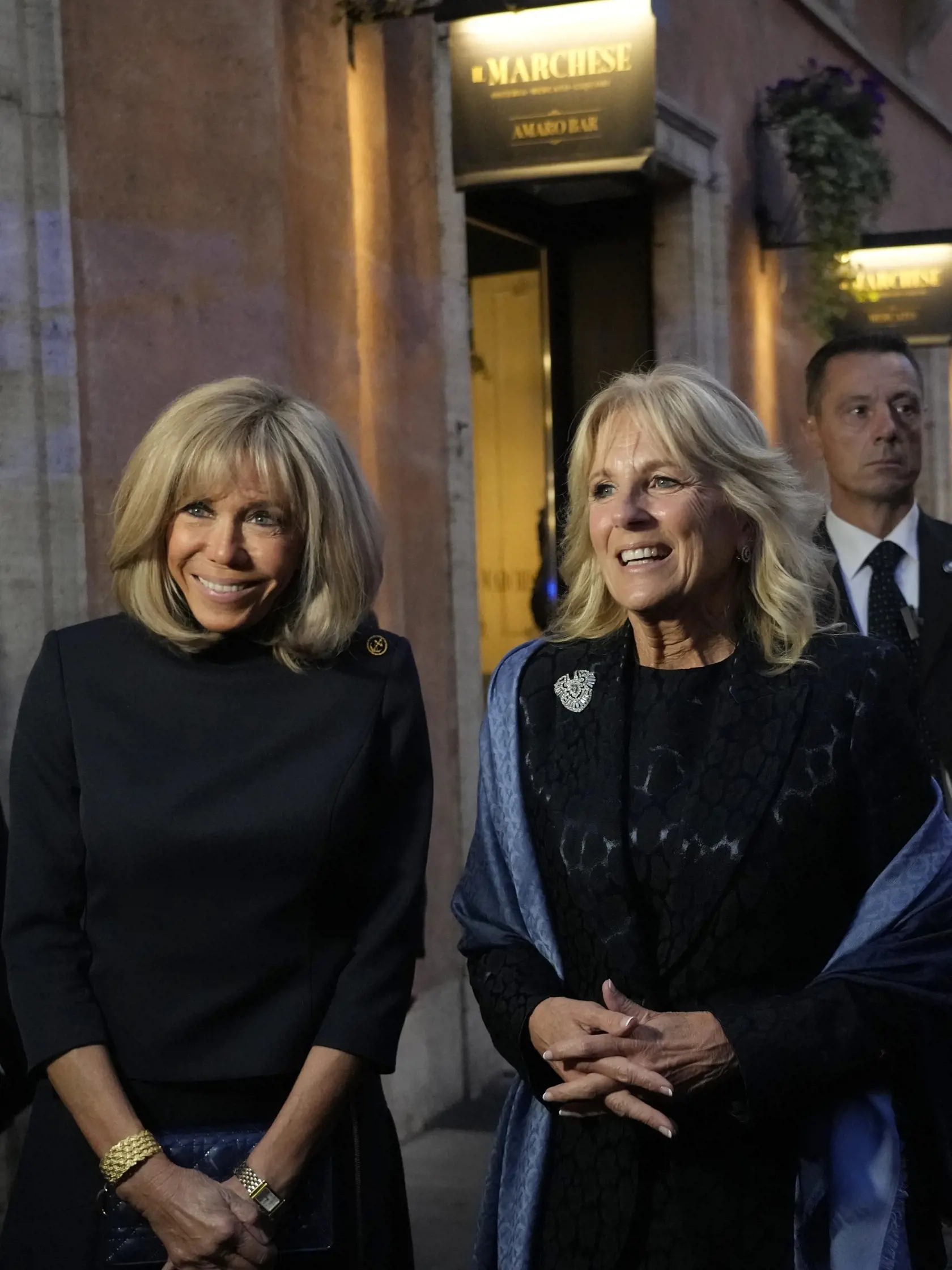 WA 18 Rím - Prvá dáma Francúzska Brigitte Macronová (vľavo) a prvá dáma Spojených štátov Jill Bidenová sa usmievajú počas stretnutia v Ríme v piatok 29. októbra 2021