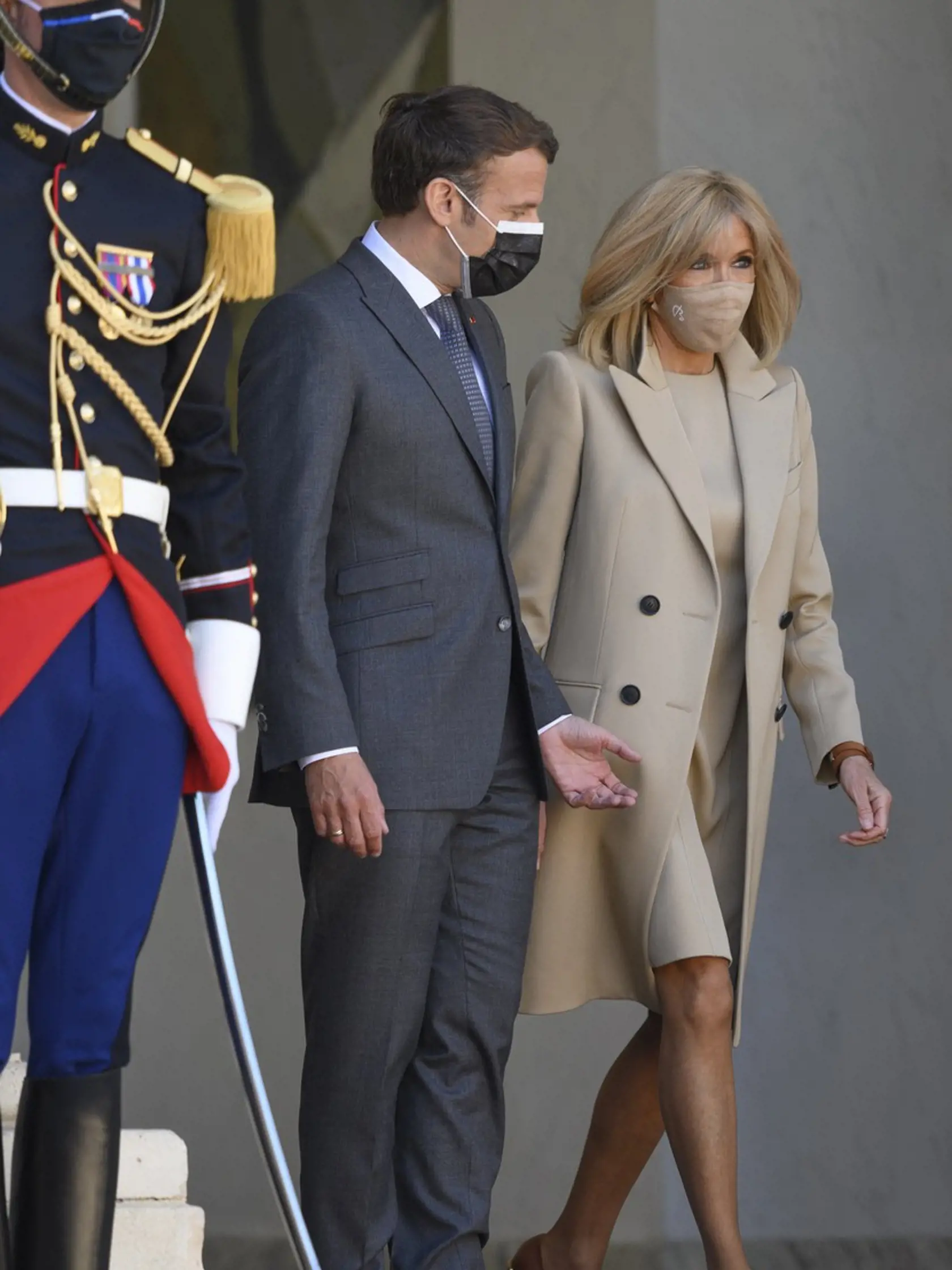 Brigitte Macron si počas návštevy nemeckého prezidenta obliekla hnedý kabát, pod ktorým mala šaty rovnakej farby.