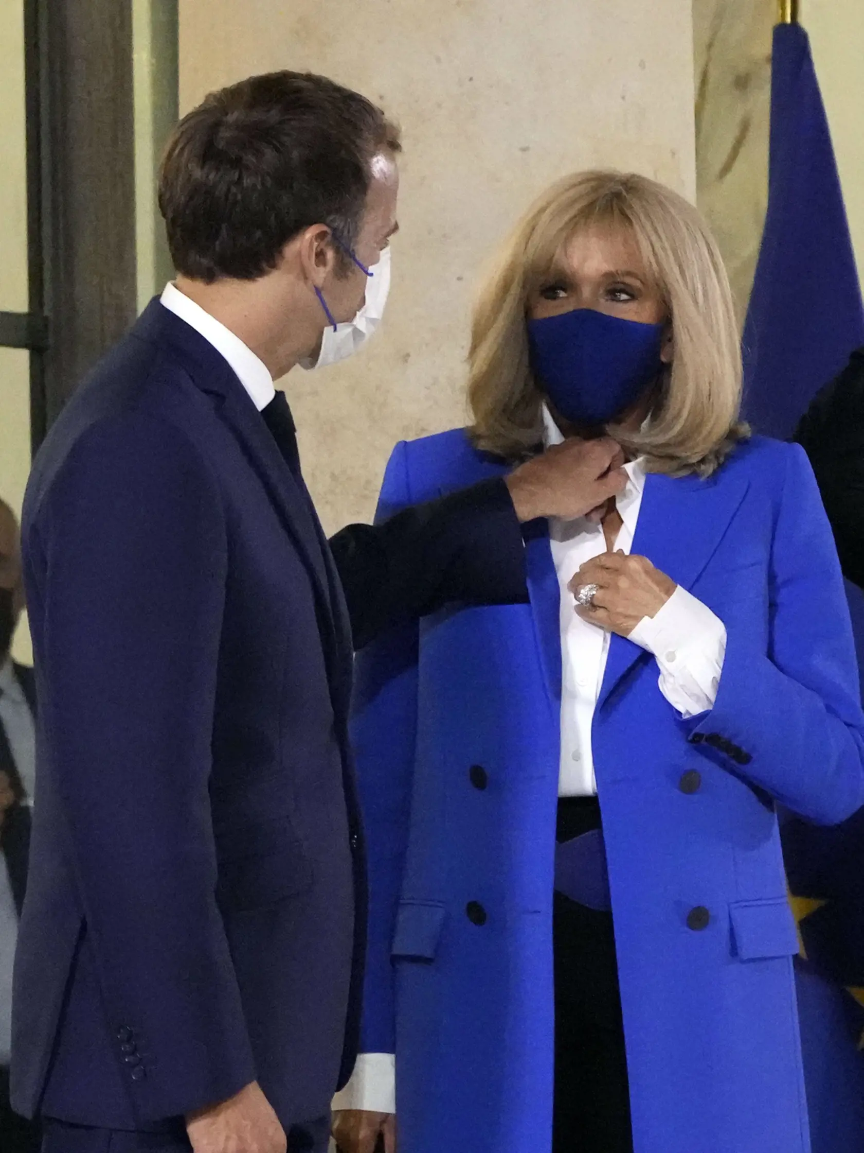 EBE 1 Paríž - Na snímke vľavo francúzsky prezident Emmanuel Macron pomáha s blúzkou svojej manželke Brigitte počas čakania na príchod gréckeho premiéra Kyriakosa Mitsotakisa v Elyzejskom paláci v Paríži 27. septembra 2021. FOTO TASR/AP
