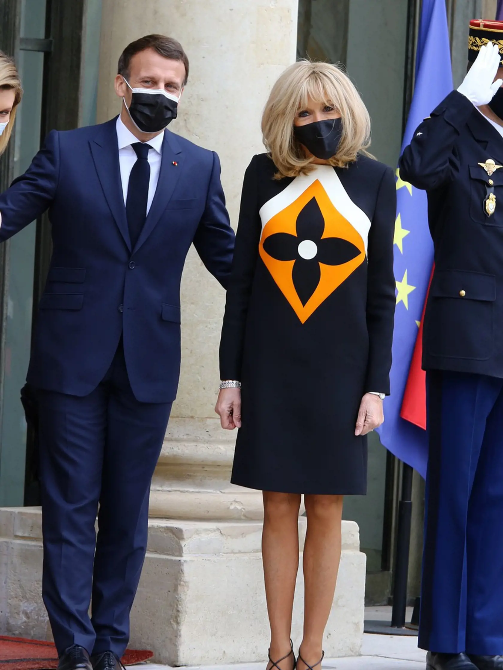 Brigitte Macron ukázala v krátkych šatách chudé nožičky.