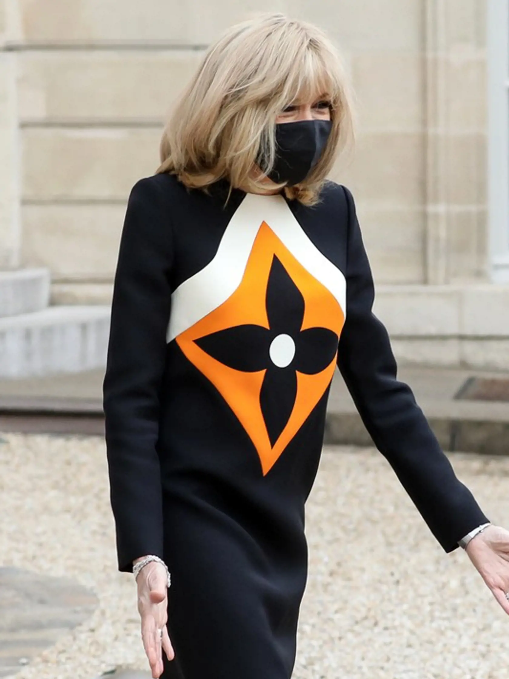 Brigitte Macron mala na sebe oblečené šaty Louis Vuitton za viac ako 3 000 eur.