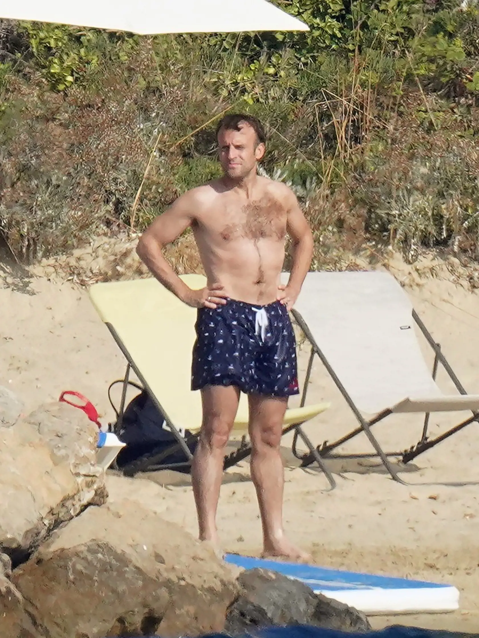 Emmanuel Macron a jeho Brigitte dovolenkujú vo Francúzsku.
