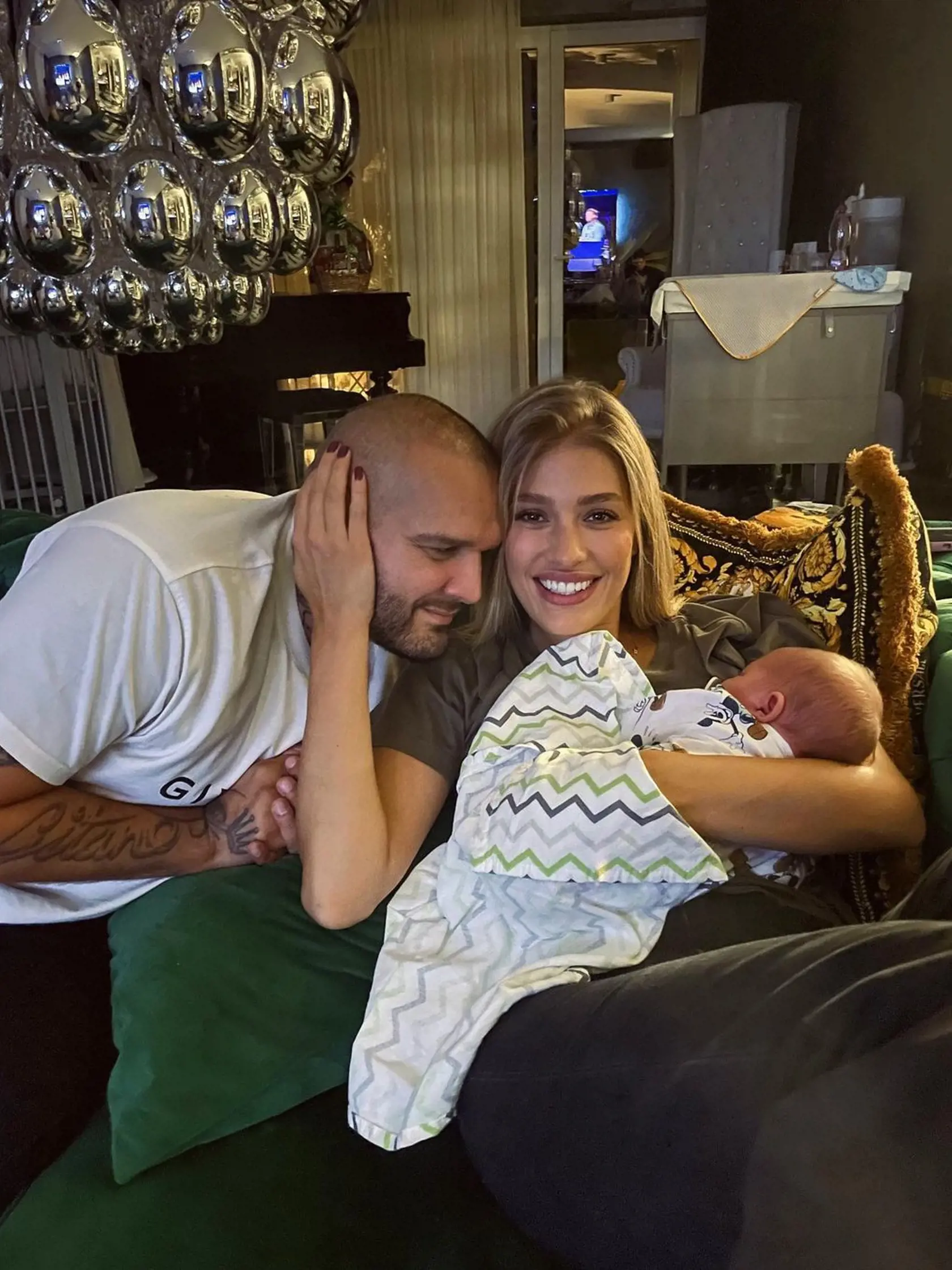 Jasmina zverejnila tento záber pýtajúc sa o ďalšom bábätku.