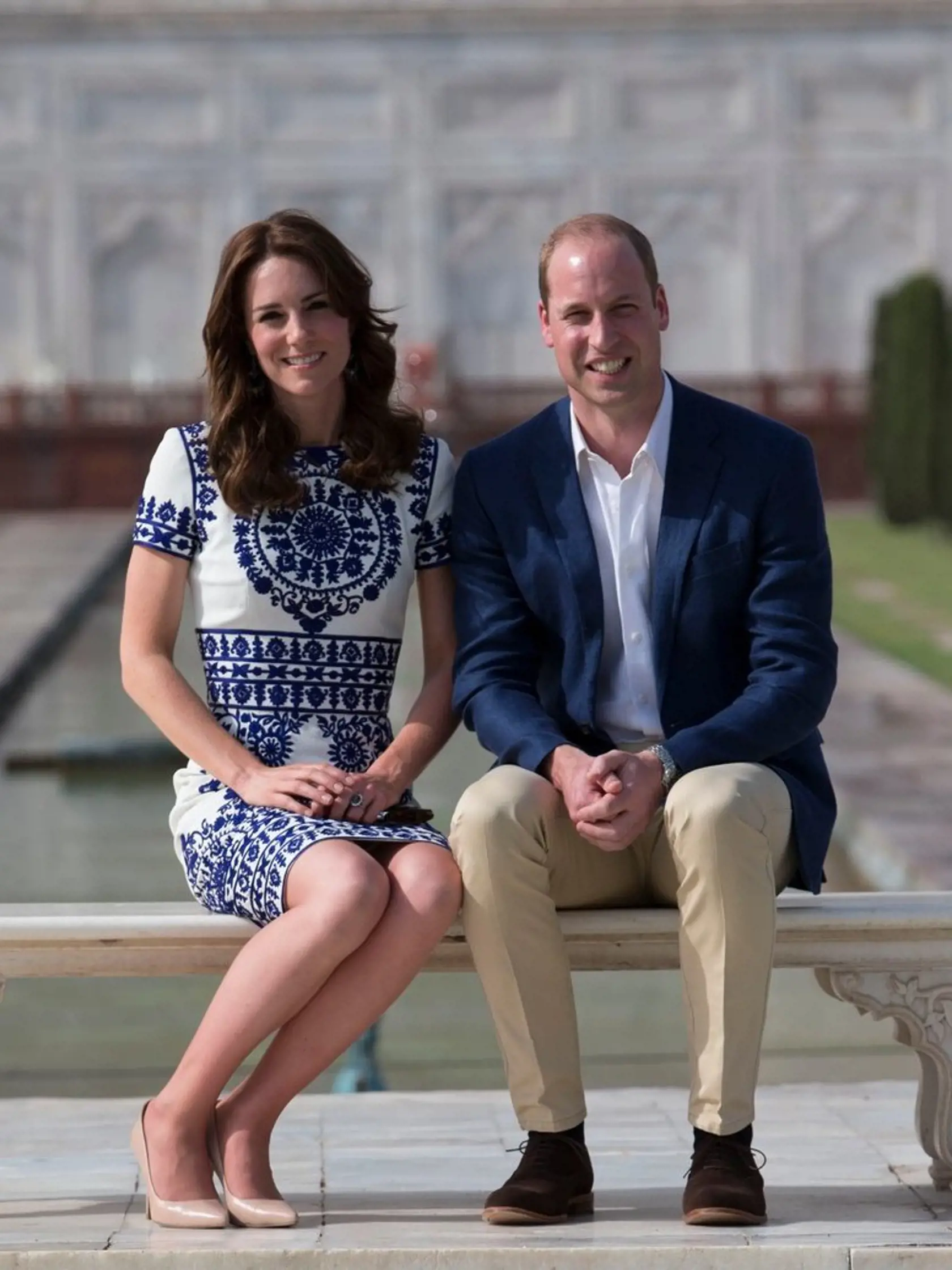 William a Kate na lavičke, kde sa nechala vyfotografovať princezná Diana.