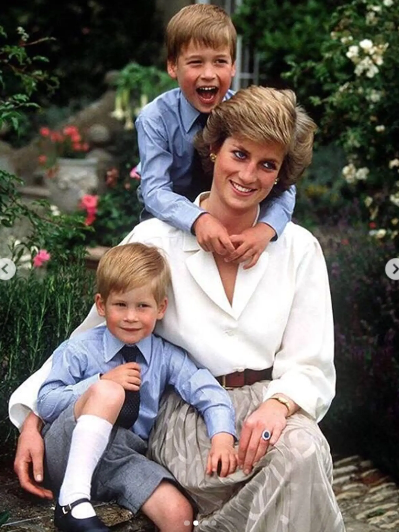 Na štvrtej fotografii je princezná Diana so svojimi synmi: Princom Williamom a princom Harrym.