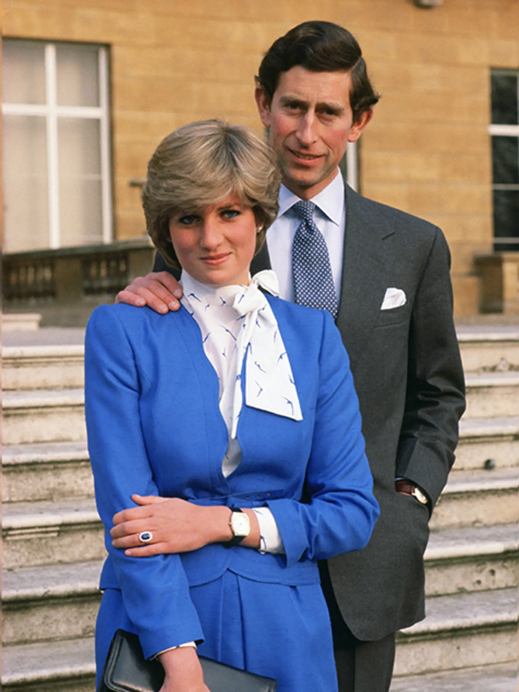 Princ Charles a princezná Diana: Nakoľko Charles randil s Dianinou sestrou, spoznala ho práve cez ňu. Ich vzťah vzplanul počas lovu, ktorý Charles strávil s jej rodinou. Pár mal veľkolepú svadbu v roku 1981, rozviedli sa v roku 1996.