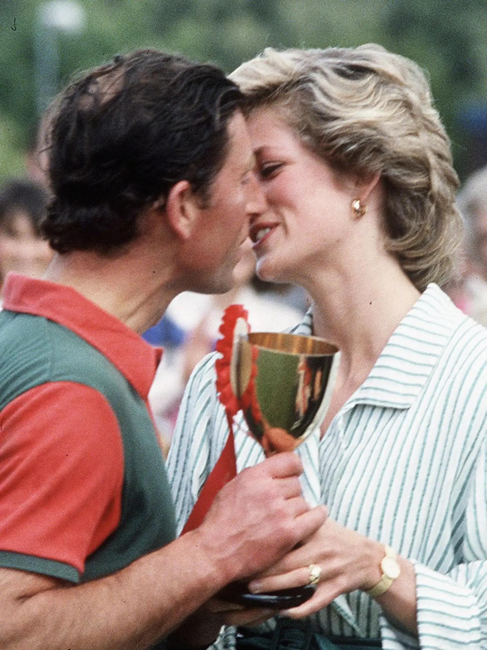 Princezná Diana odovzdáva cenu za víťazstvo v póle princovi Charlesovi v roku 1997...