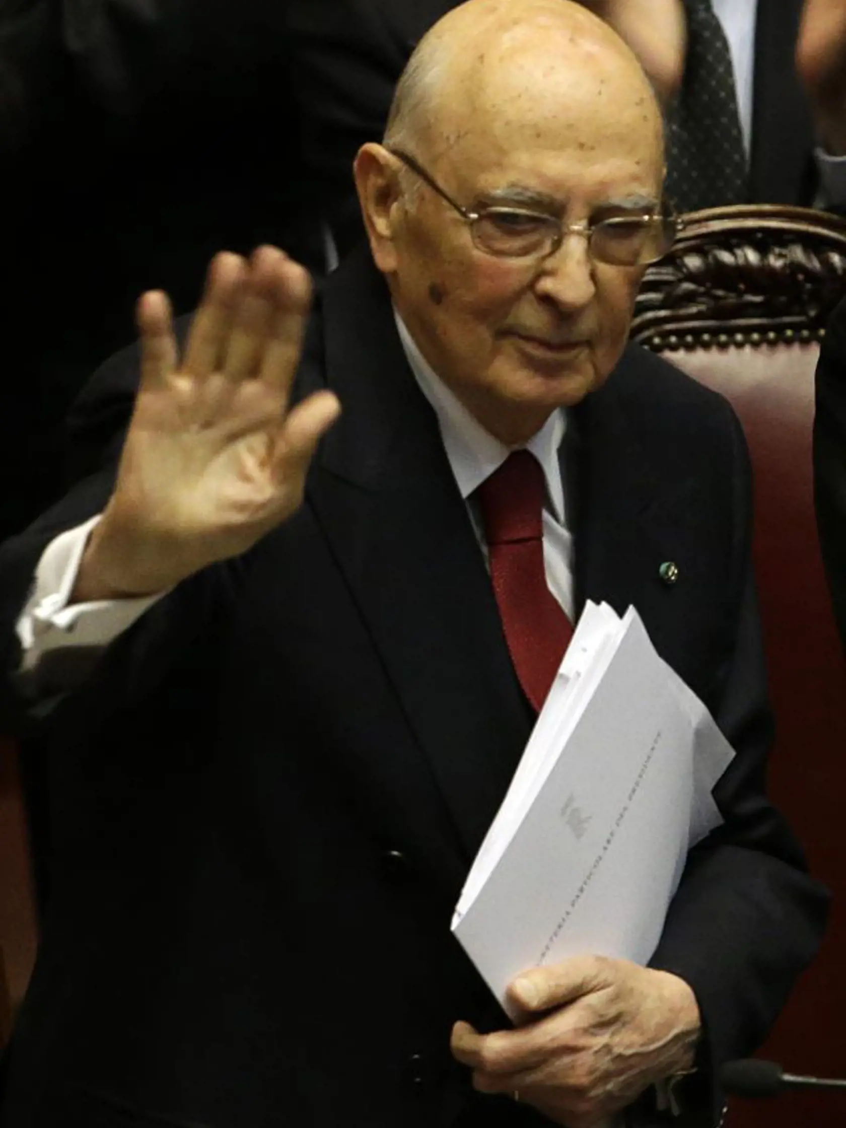 Taliansky prezident Giorgio Napolitano máva po jeho prejave v dolnej komore talianskeho parlamentu v Ríme 22. apríla 2013.