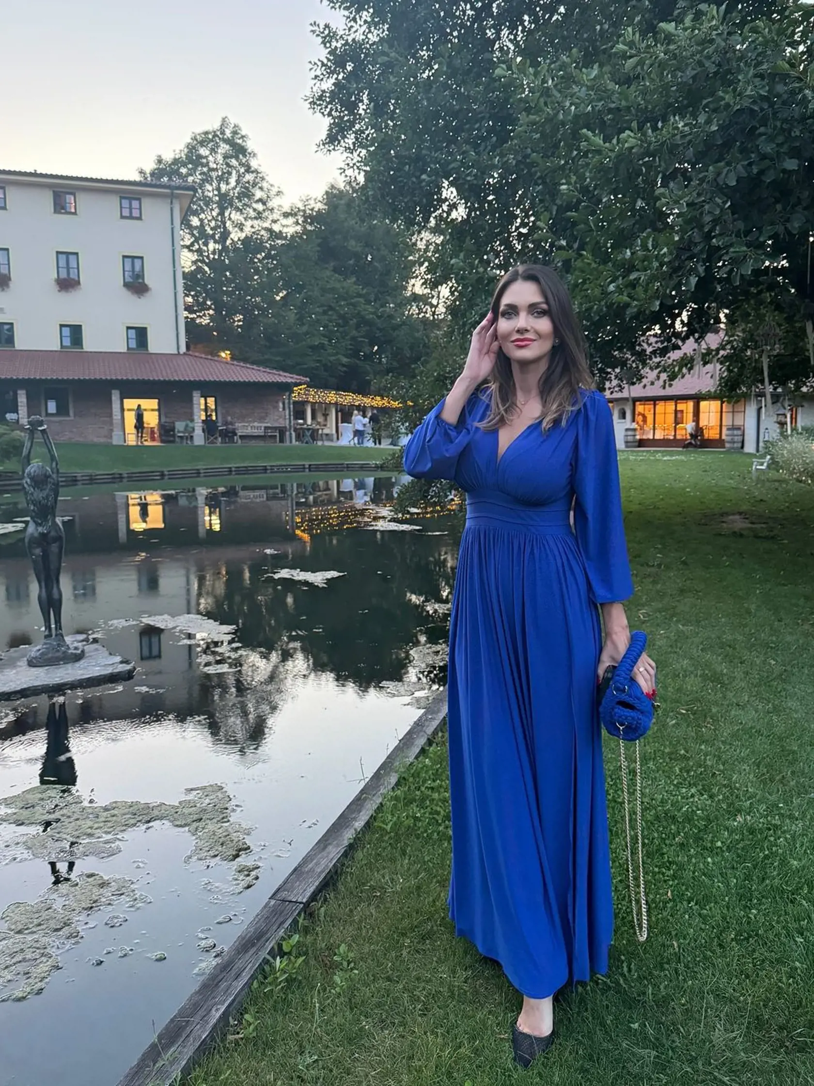 Martina bola v kráľovskej modrej neprehliadnuteľná.