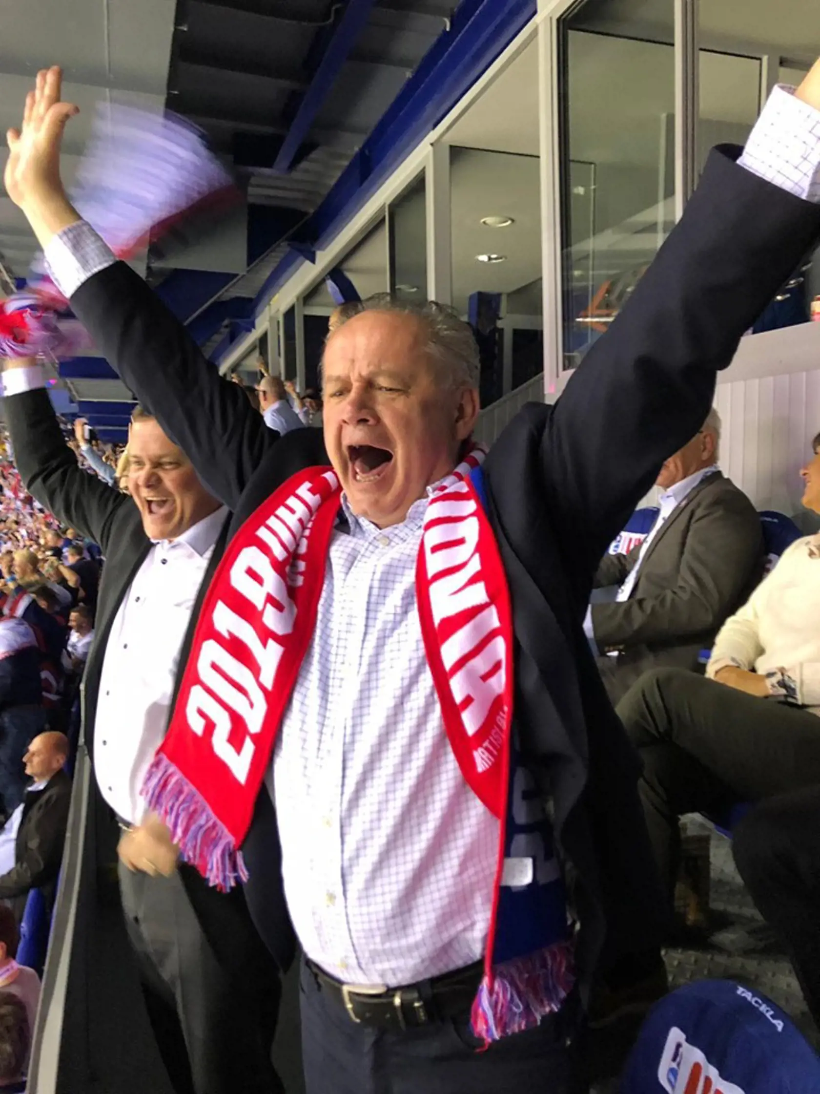 Prezident Andrej Kiska sa teší zo streleného gólu.