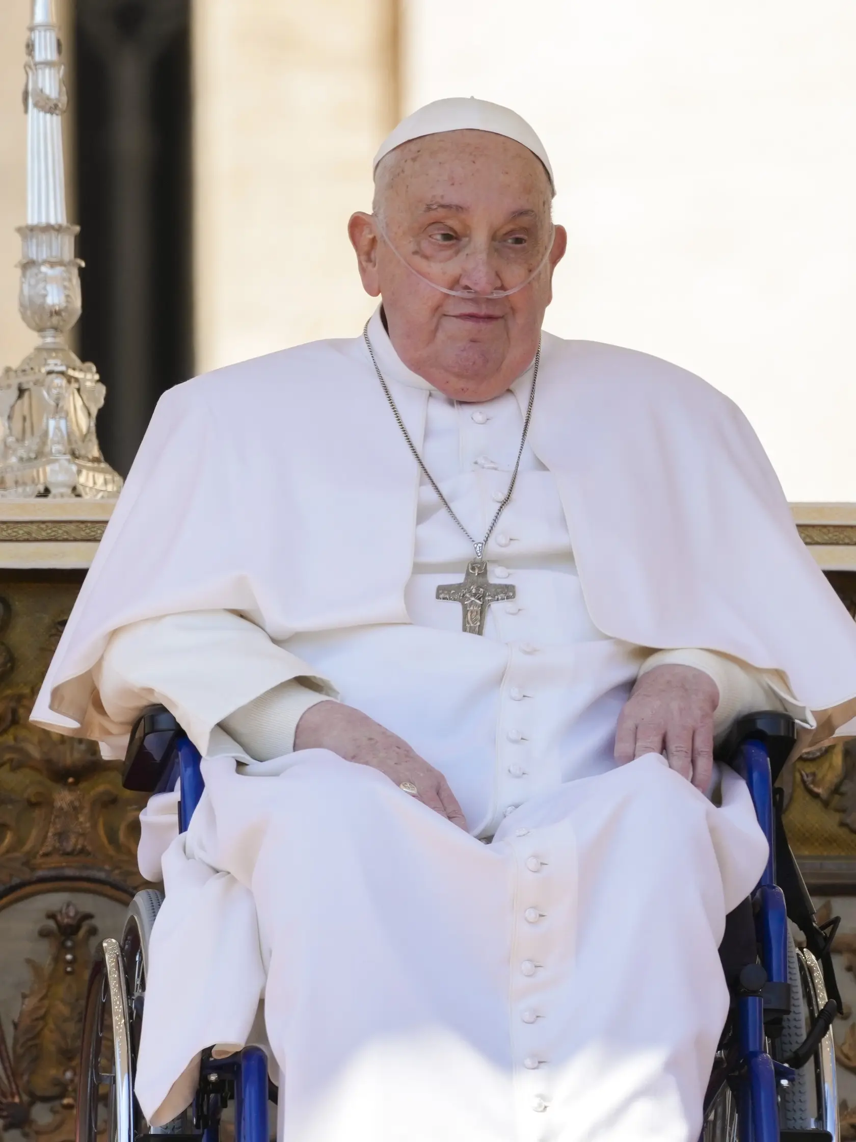WA 18 Vatikán - Pápež František, ktorý sa po prvý raz od prepustenia z nemocnice objavil na verejnosti, zdraví veriacich na záver bohoslužby na Námestí sv. Petra vo Vatikáne v nedeľu 6. apríla 2025.
