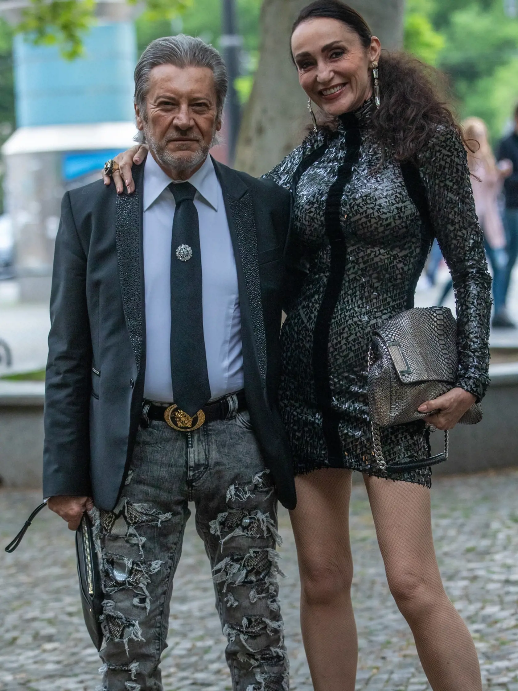 Na snímke je Sisa a Juraj Lelkesovci na prechádzke starým mestom.