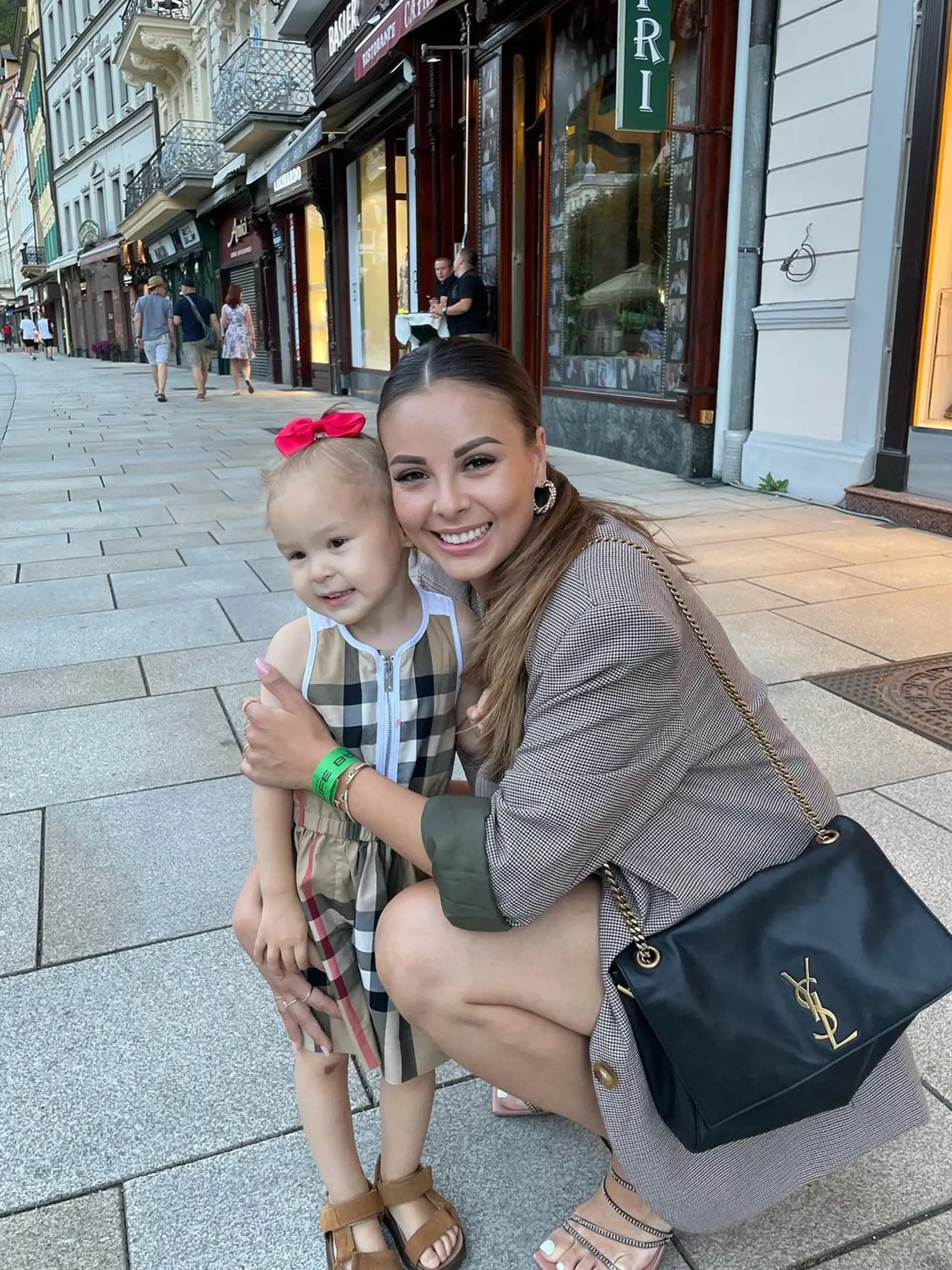 Monika Bagárová si s dcérou neuveriteľne rozumie. Sú na seba veľmi naviazané a nevedia si predstaviť život jedna bez druhej. Fanúšikovia speváčku už viackrát označili za najlepšiu matku v šoubiznise, keďže si ju všade berie. A to aj na koncerty, rovno na pódium. Rozchod sa jej podarilo prekonať aj vďaka nej.
