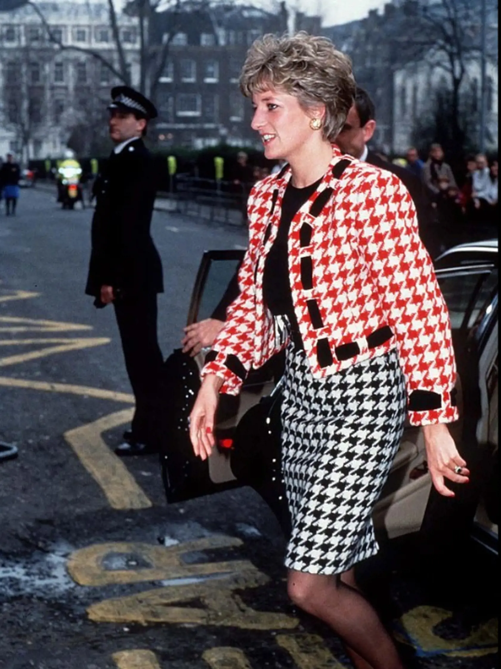 Princezná Diana bola milovníčkou podobných vzorov. Zosnulá Diana je módnou inšpiráciou nielen v kráľovskej rodine, ale aj na celom svete.