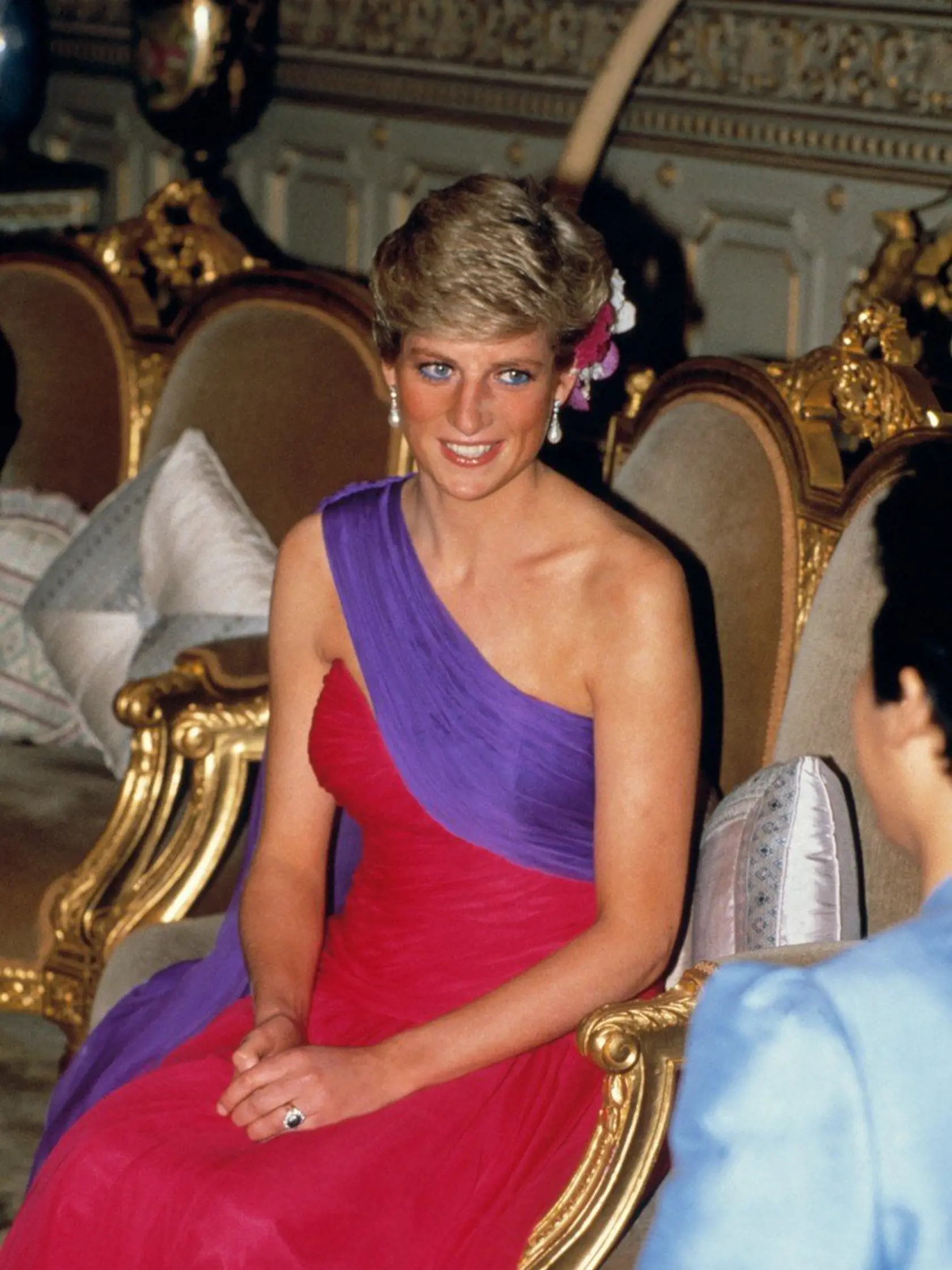 Toto je stará fotka princeznej Diany. Meghan sa pred pád dňami obliekla do identických farieb 