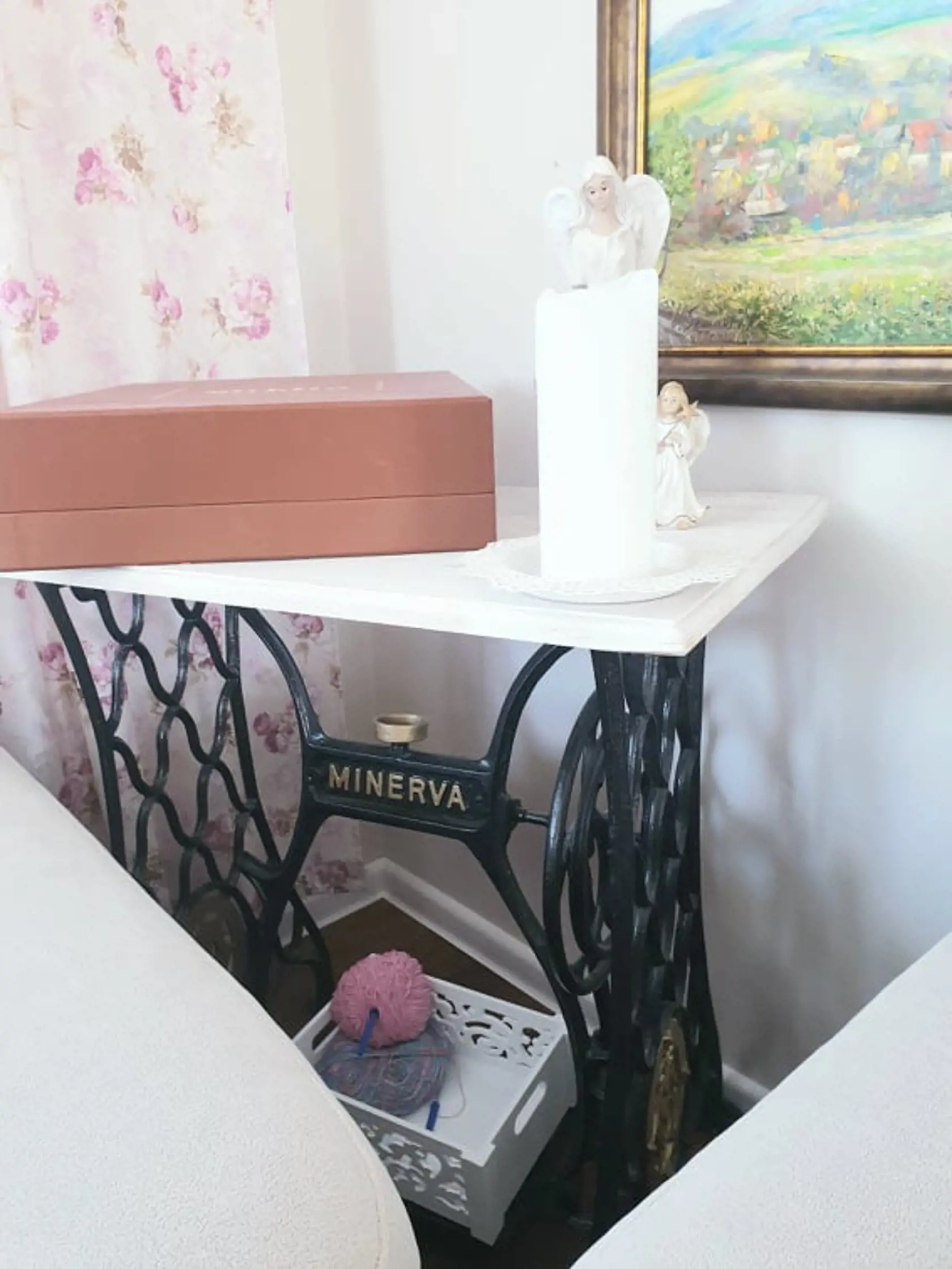 Starožitný šijací stroj prerobený v romantickom štýle.