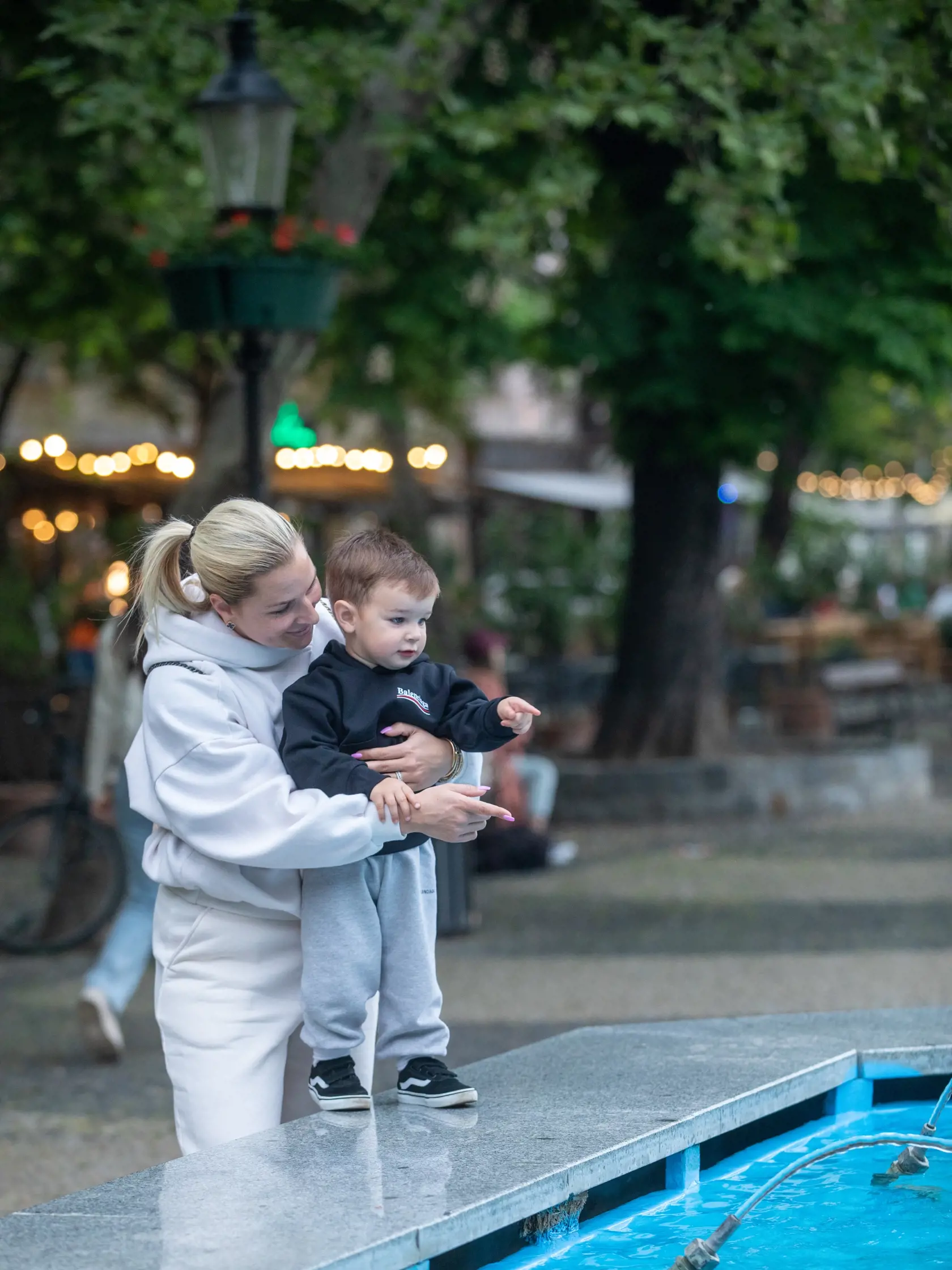 Na snímke je Dominika Cibulková so svojim synčekom Jakubkom počas prechádzky v Bratislave.