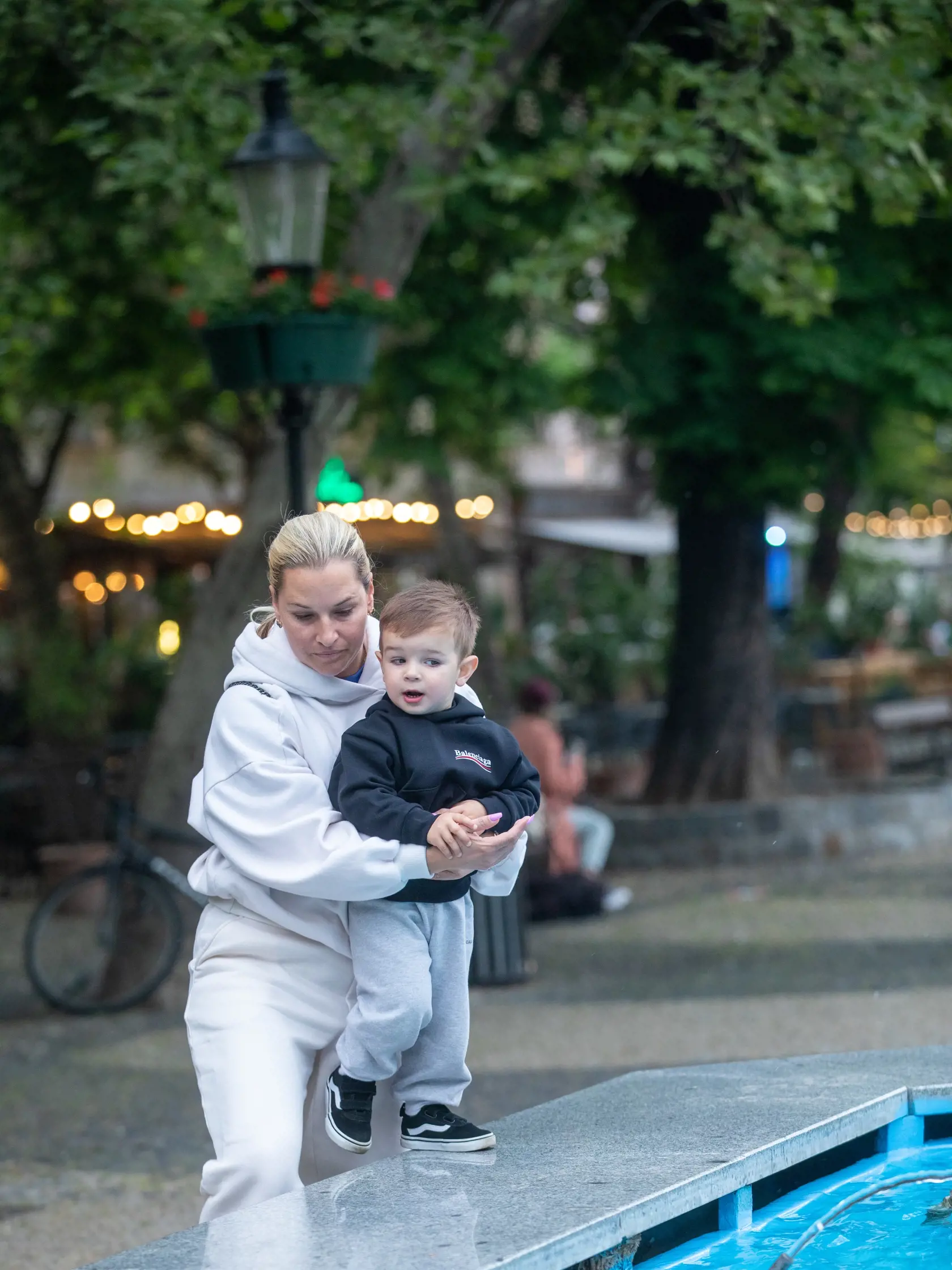 Na snímke je Dominika Cibulková so svojim synčekom Jakubkom počas prechádzky v Bratislave.