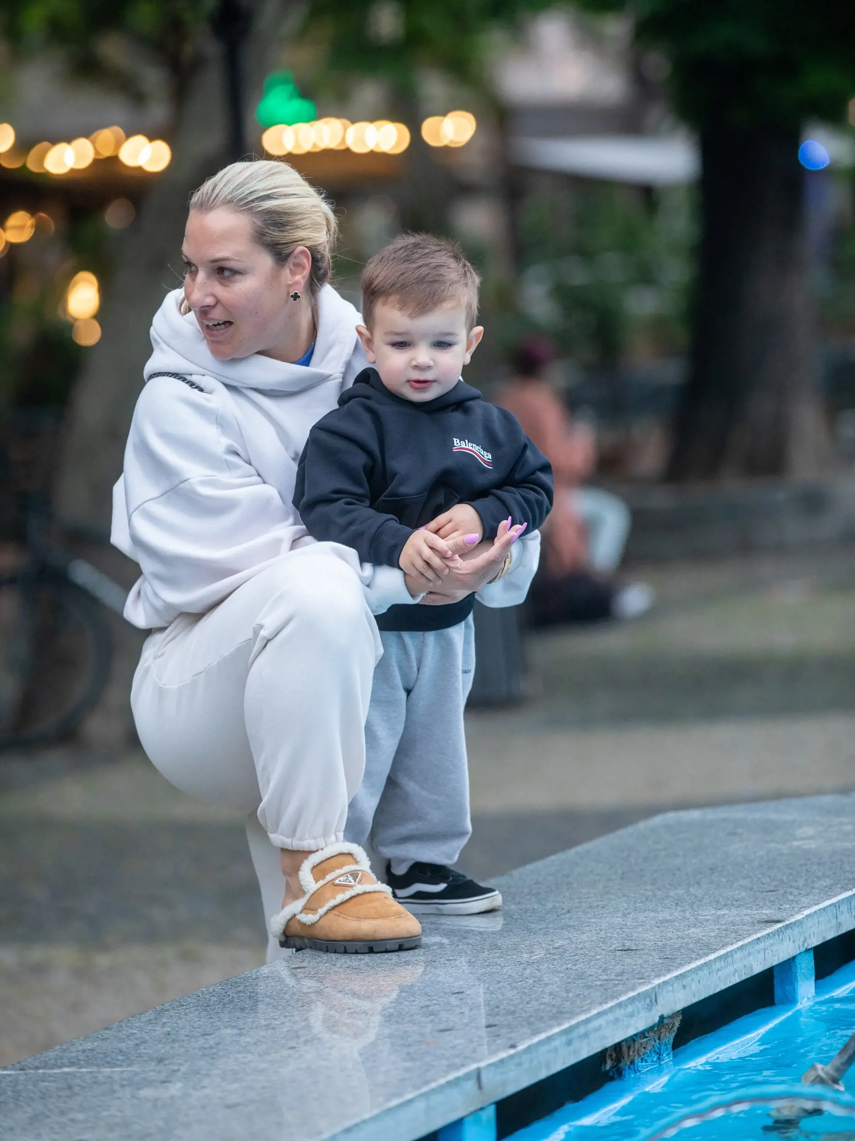 Na snímke je Dominika Cibulková so svojim synčekom Jakubkom počas prechádzky v Bratislave.