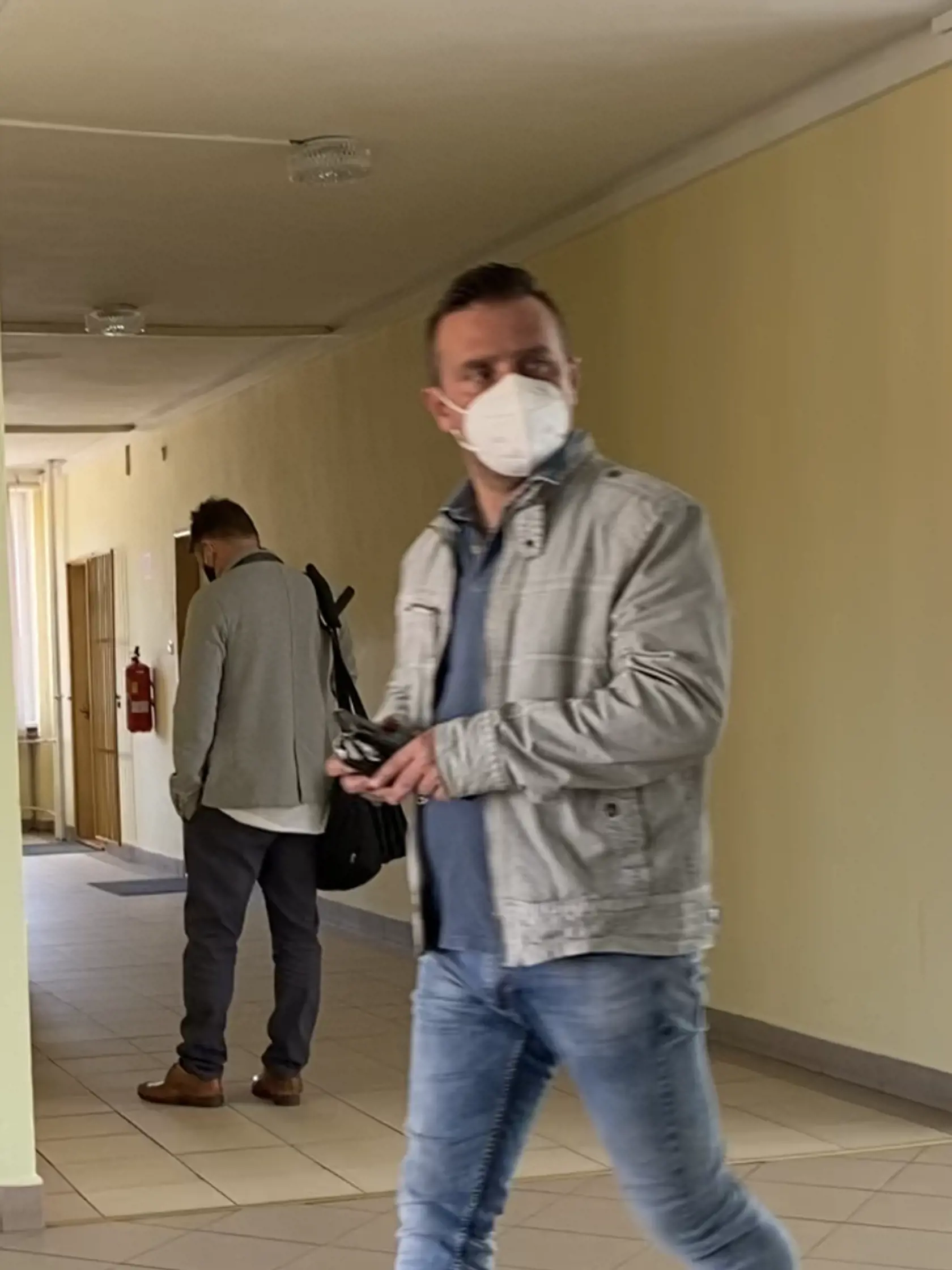 Starosta obce Vyšný Mirošov (okres Svidník) Michal Petraník prichádza 1. 6. 2021 na pojednávanie na svidnícky okresný súd.