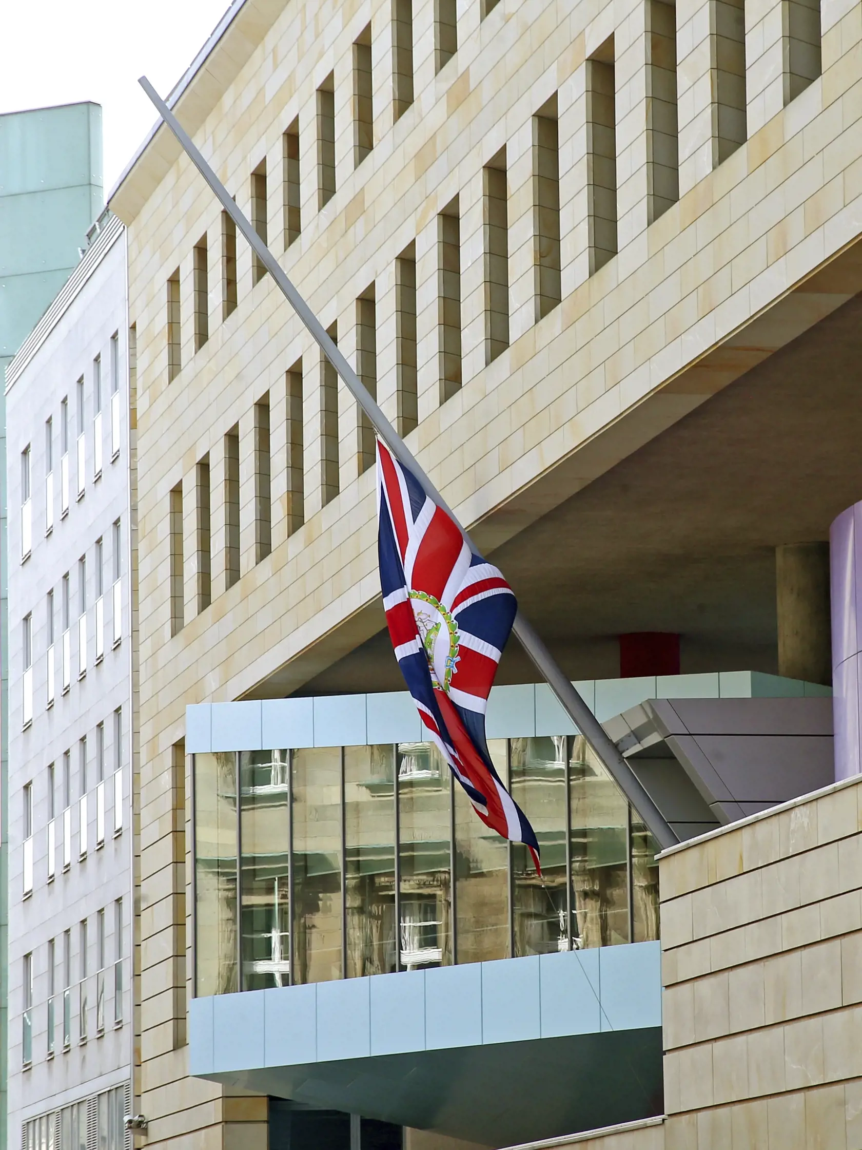 KK37 Berlín - Britská vlajka veje na pol žrde na budove briského veľvyslanectva v Berlíne 9. apríla 2021. Britský princ Philip, manžel kráľovnej Alžbety II., zomrel v piatok vo veku 99 rokov. Oznámil to Buckinghamský palác.  "Jeho kráľovská výsosť zomrela dnes ráno pokojne na Windsorskom zámku," dodal palác s tým, že ďalšie informácie zverejnia v náležitom čase. FOTO TASR/AP
The Union flag flies at half staff at the British Embassy in Berlin, Germany, Friday, April 9, 2021.  Buckingham Palace of