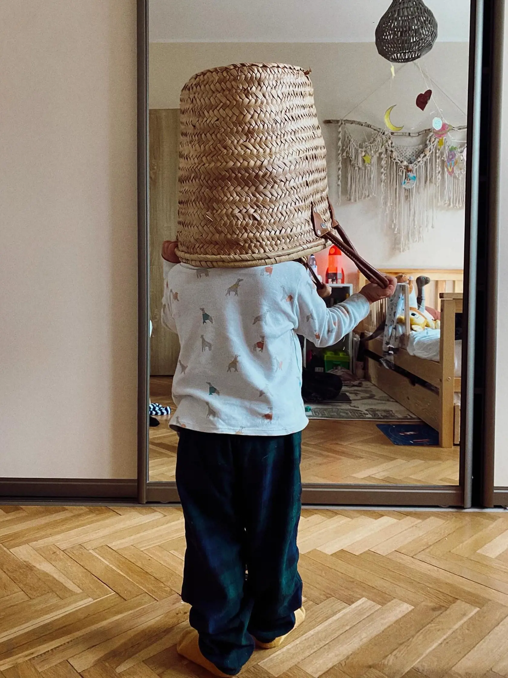 Pred tým minimalistickú spálňu už dotvára farebná girlanda, svetelná raketa a detské posteľné oblečenie.