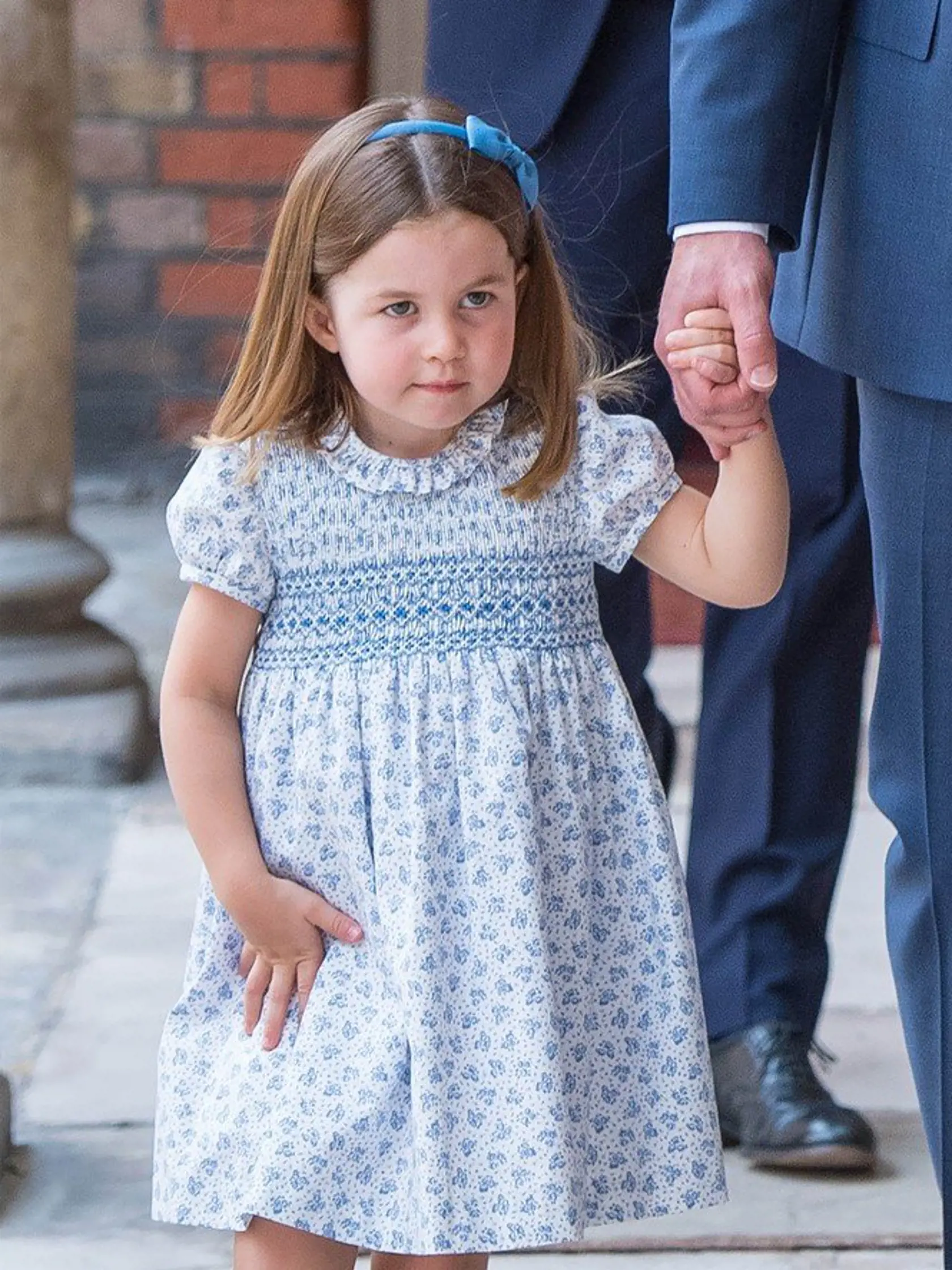 Charlotte je odvážna až drzá, jej pohľad je plný sebavedomia.