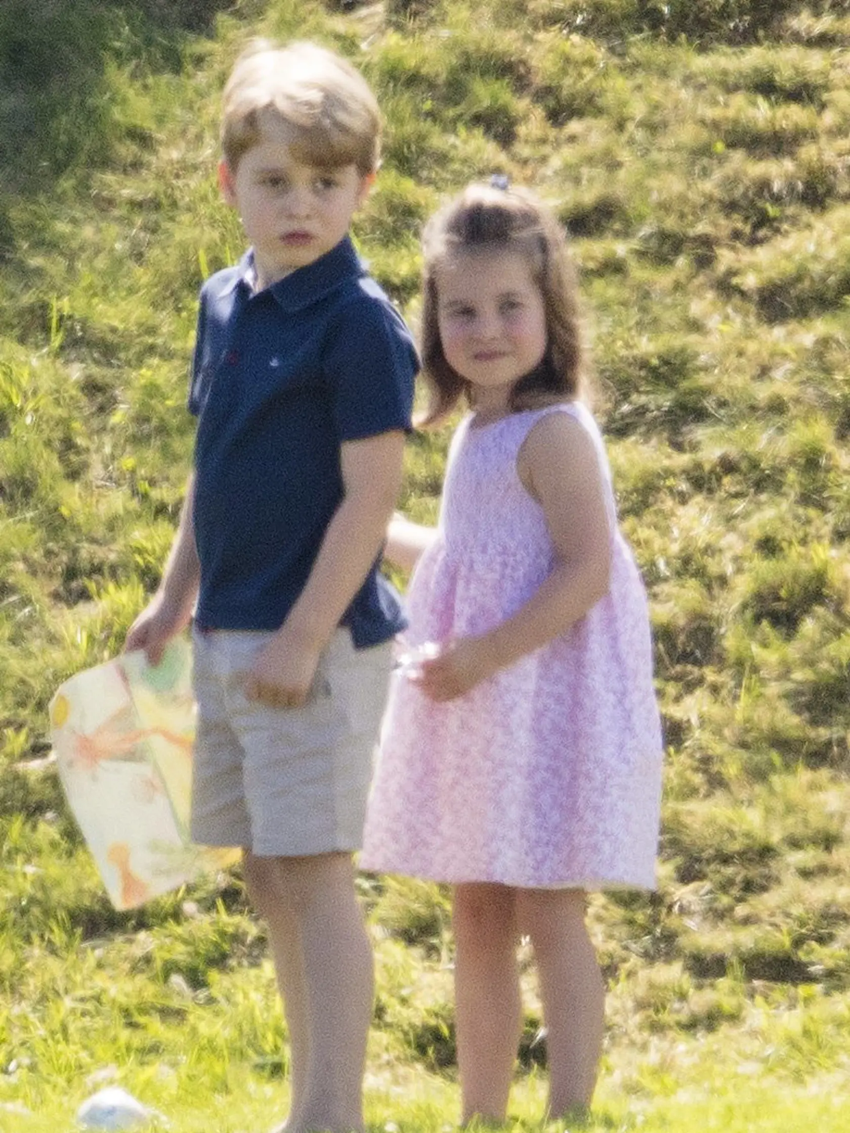 Princ George a princezná Charlotte sú vždy oblečení podľa kráľovskej etikety.


























