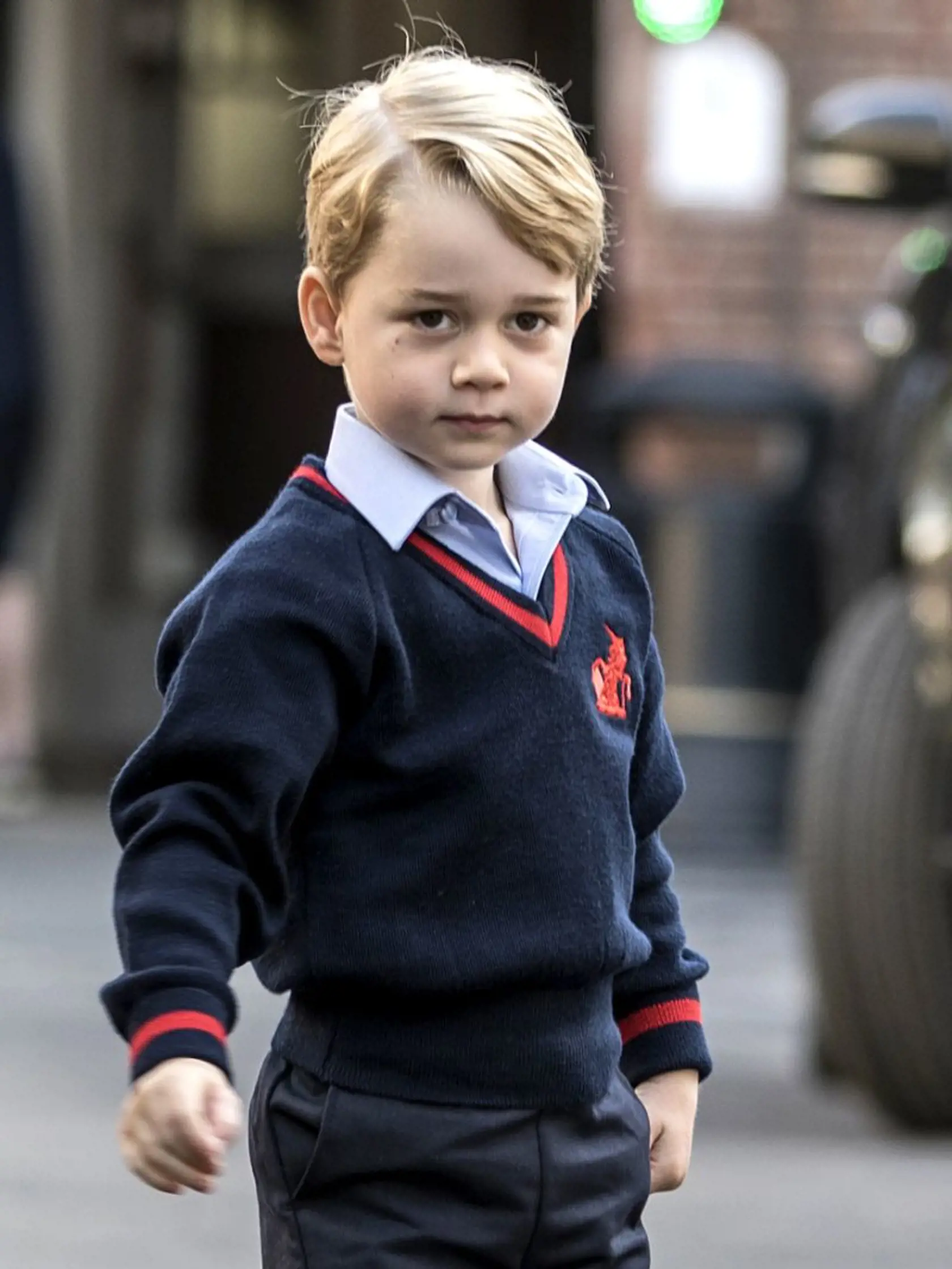 Princ George by sa raz mal stať kráľom a už teraz ho na túto pozíciu pripravujú. Prvorodený syn Williama a Kate je poslušný a zakríknutejší ako jeho sestra Charlotte.