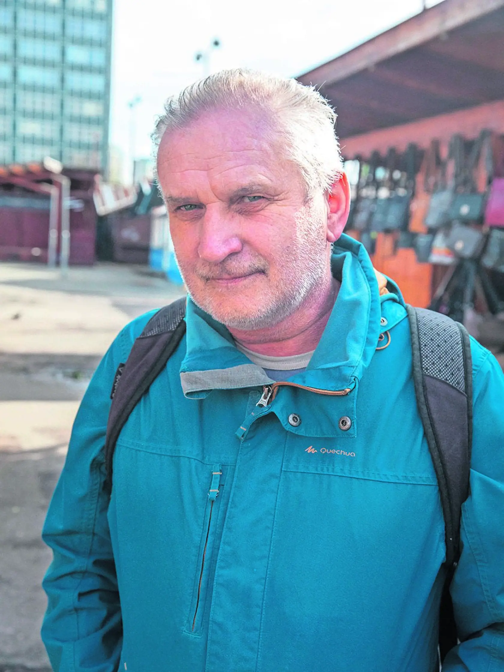 Anketa denníka Plus JEDEN DEŇ s bežnými občanmi. Pavel (55) na otázku či súhlasí so znovuzavedením povinnej vojenčiny reagoval: „Nesúhlasím, aby bola povinná vojenská služba. Absolútne nesúhlasím s touto vládou, čo sa týka obrany, orientovania sa na Rusko, spochybňovania NATO. Zažil rok 1968, viem, čo sú Rusi zač a teraz toľko ľudí podporuje Rusov a túto vládu. Nerozumiem tomu."