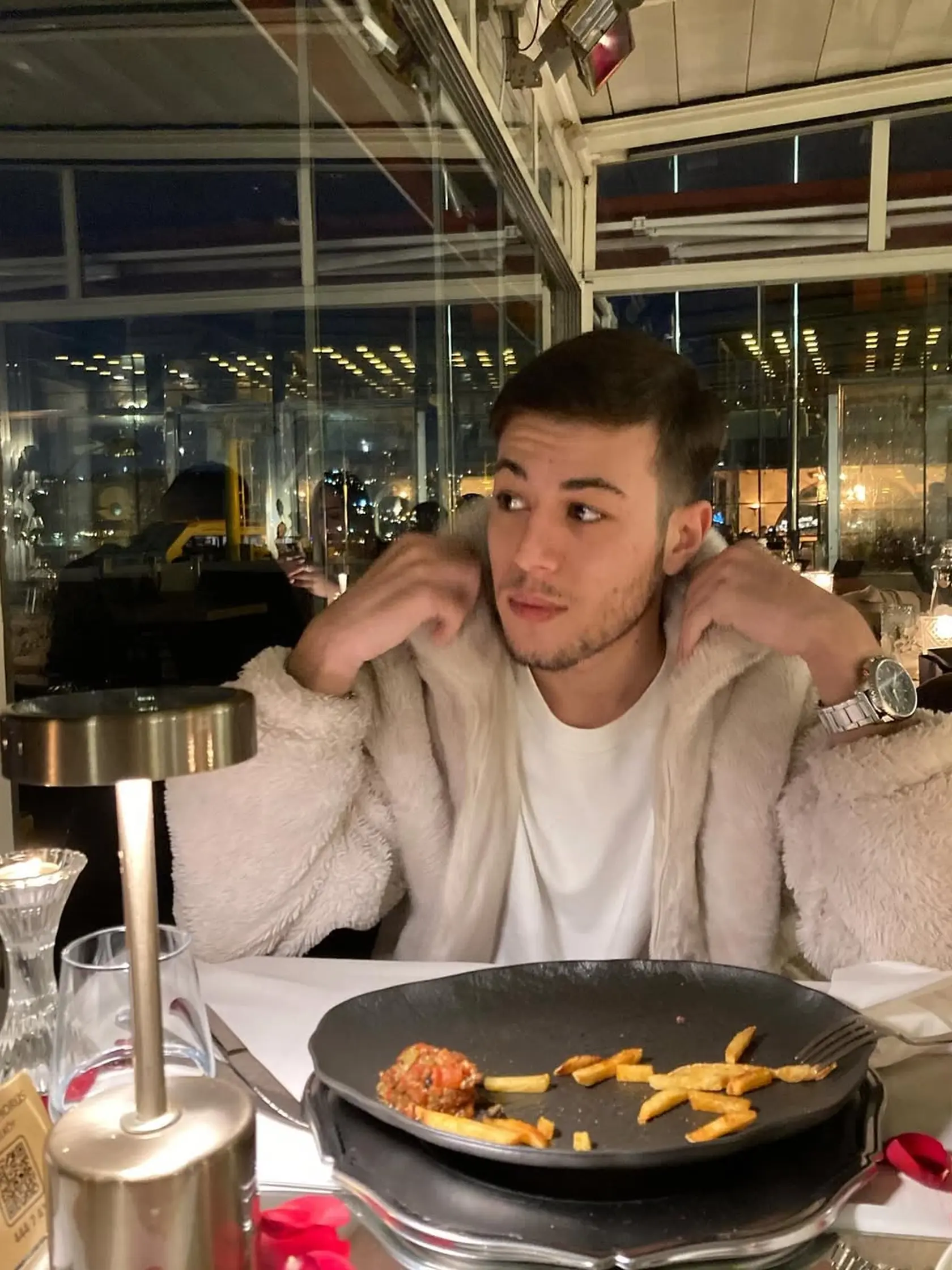 Alp Akar si zahral postavu Fikreta, známeho ako Fiko v Príbehu našej rodiny. Dnes má 19 rokov.