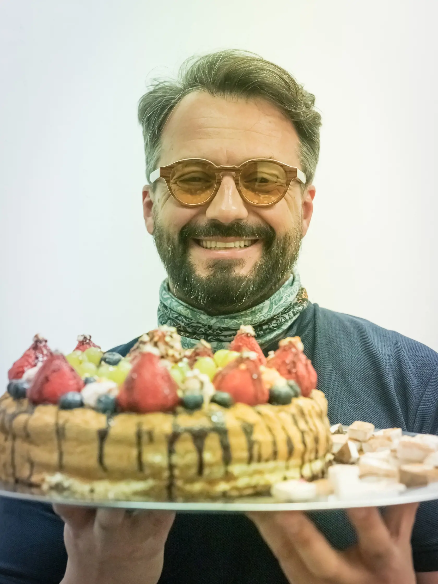 Oslávenca Mariána Čekovského prekvapili na nakrúcaní Inkognita tortou a rumovými pralinkami.