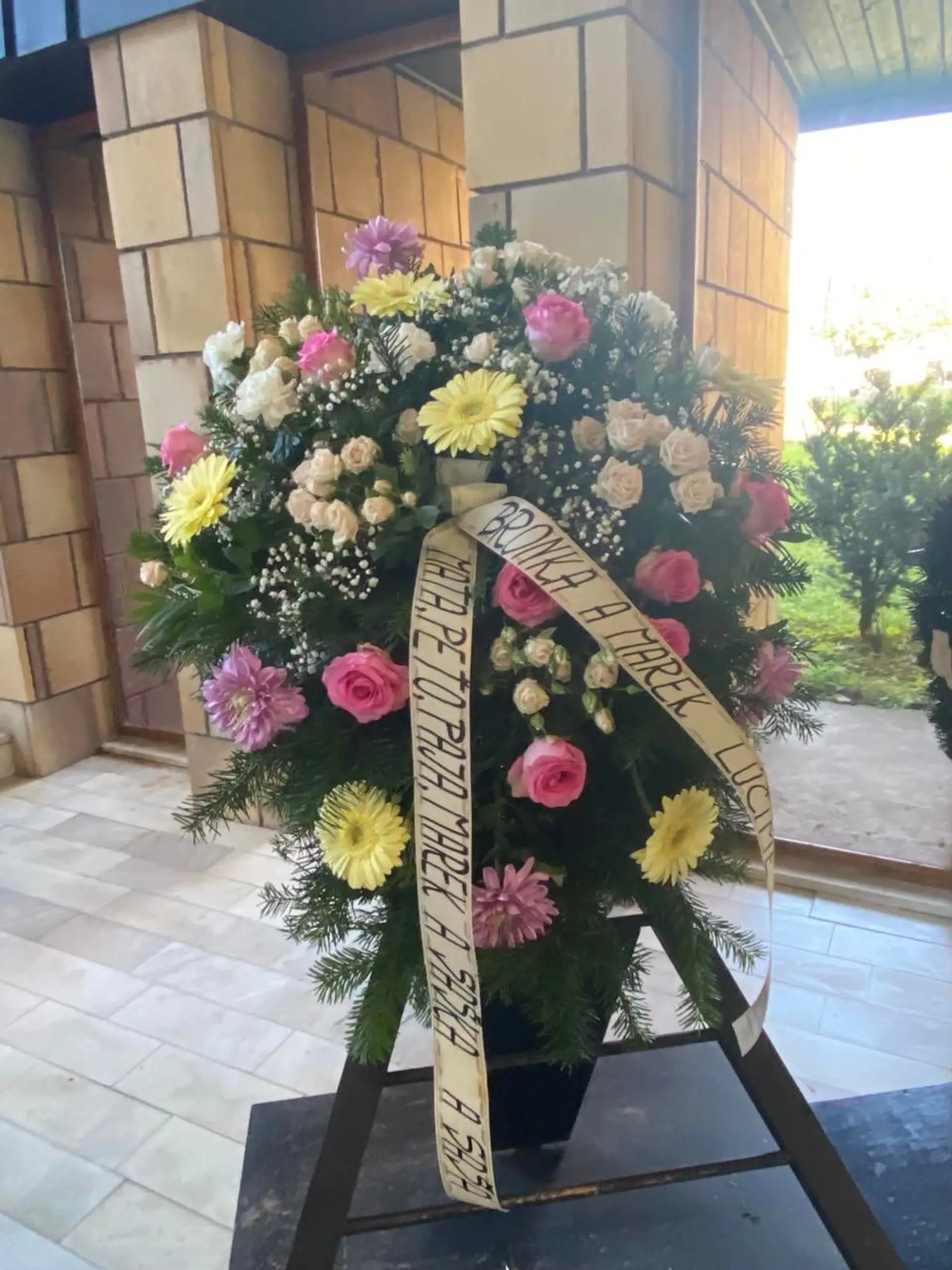 Pohreb študentky Brone (†21): V dome smútku ostalo len niekoľko vencov od rodiny a blízkych. Dnes ju vyprevadili na večný spánok.