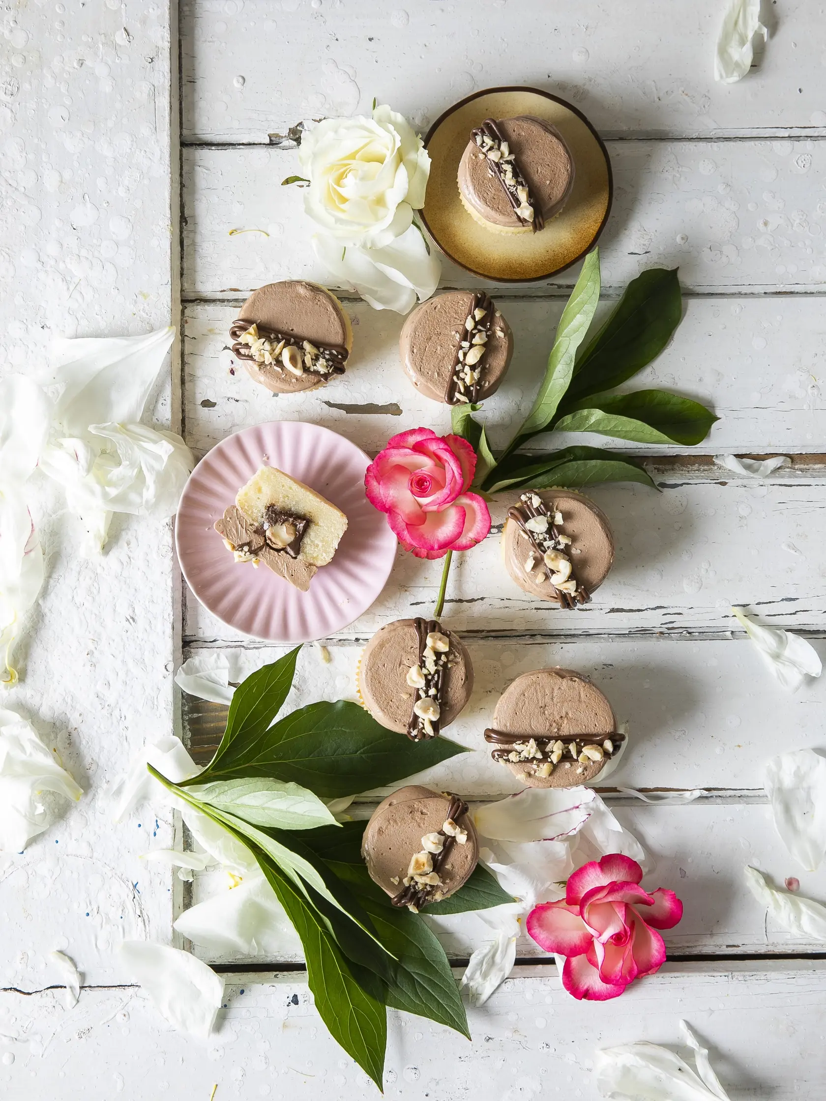 cupcaky s nutelou

recept:
12 KUSOV, PRÍPRAVA 35 MINÚT, PEČENIE 15 AŽ 18 MINÚT, CHLADENIE
Na cupcaky:
• 60 g masla • 130 g krupicového cukru • 1 vajce L • 2 lyžičky vanilkového extraktu • 60 ml slnečnicového oleja
• 113 g kyslej smotany • 80 ml mlieka • 175 g hladkej múky • pol lyžičky kypriaceho prášku • štvrť lyžičky soli
Na naplnenie:
• 100 g nutely + na ozdobenie
Na nutelový krém:
• 200 g krupicového cukru • 60 ml vody • 2 vajcia L • 230 g masla
• 145 g nutely • 1 lyž