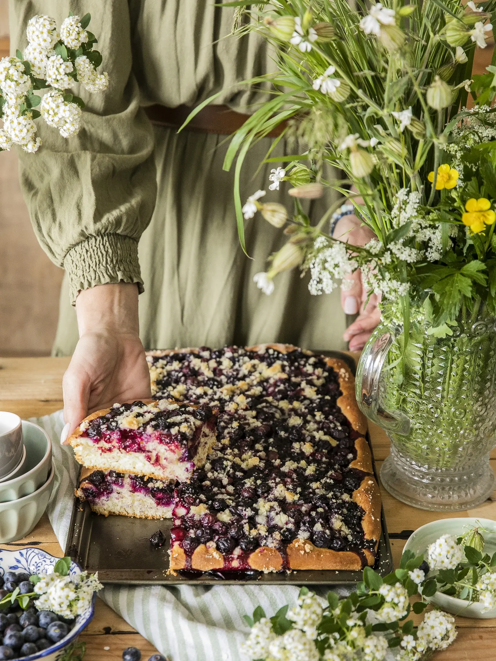 kysnutý čučoriedkový koláč s mrveničkou

recept:
1 PLECH, PRÍPRAVA 35 MINÚT, PEČENIE 40 AŽ 45 MINÚT, KYSNUTIE
Na cesto:
• 275 ml mlieka • 21 g čerstvého droždia • 50 g krupicového cukru
• 300 g polohrubej múky • 2 žĺtky
• 80 g masla + na vymazanie plechu • štvrť lyžičky soli • 800 g čučoriedok
Na mrveničku:
• 100 g masla • 100 g krupicového cukru • 150 g polohrubej múky
1. Do vlažného mlieka, pridajte droždie, lyžičku cukru a lyžičku múky. Premiešajte a nechajte akt