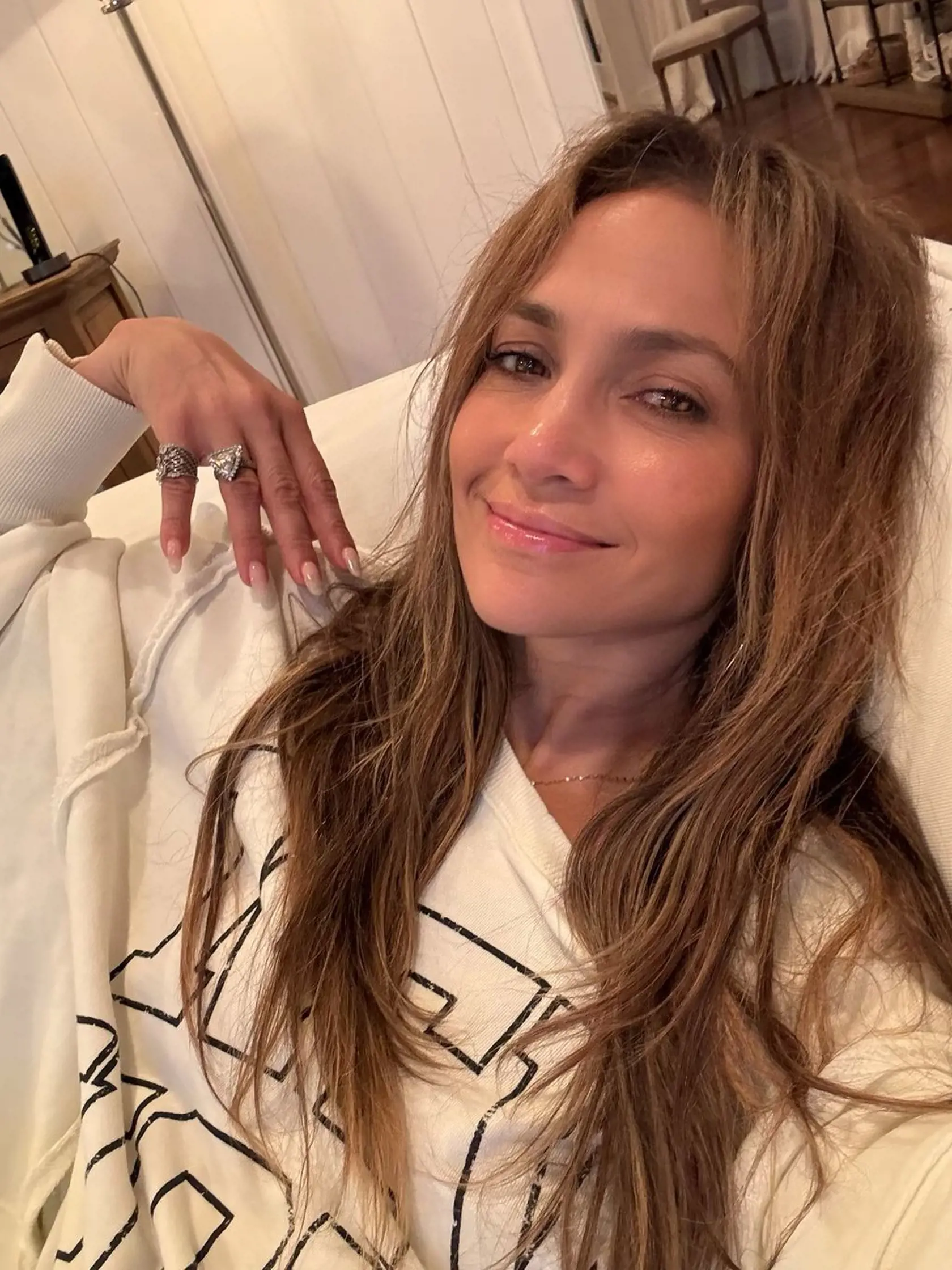 Jennifer sa na sociálnych sieťach snaží pôsobiť spokojne.