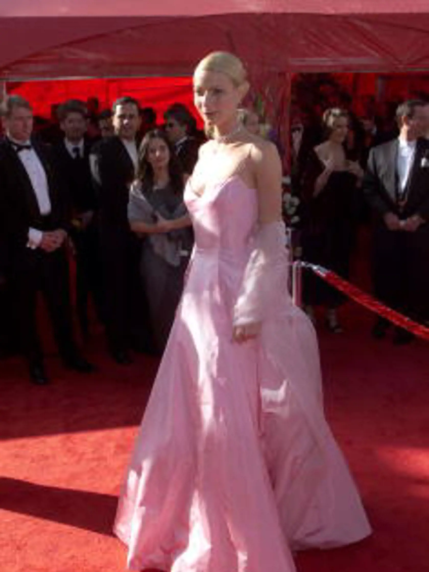 382234 01: Gwyneth Paltrow arrives at the 71st Academy Awards March 21, 1999 in Los Angeles, CA. (photo by Newsmakers)