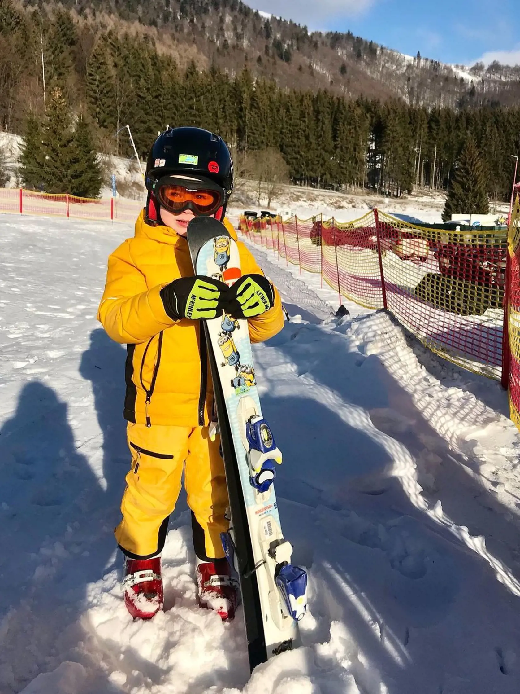 "💛 Dnes je pre nás VEĽKÝ deň. ❄️🎿⛷Adamko je prvýkrát na lyžiach na Donovaloch. Ani ťažké časy nám nemôžu vziať všetky naše VÁŠNE,⛷" napísala Zlatica.